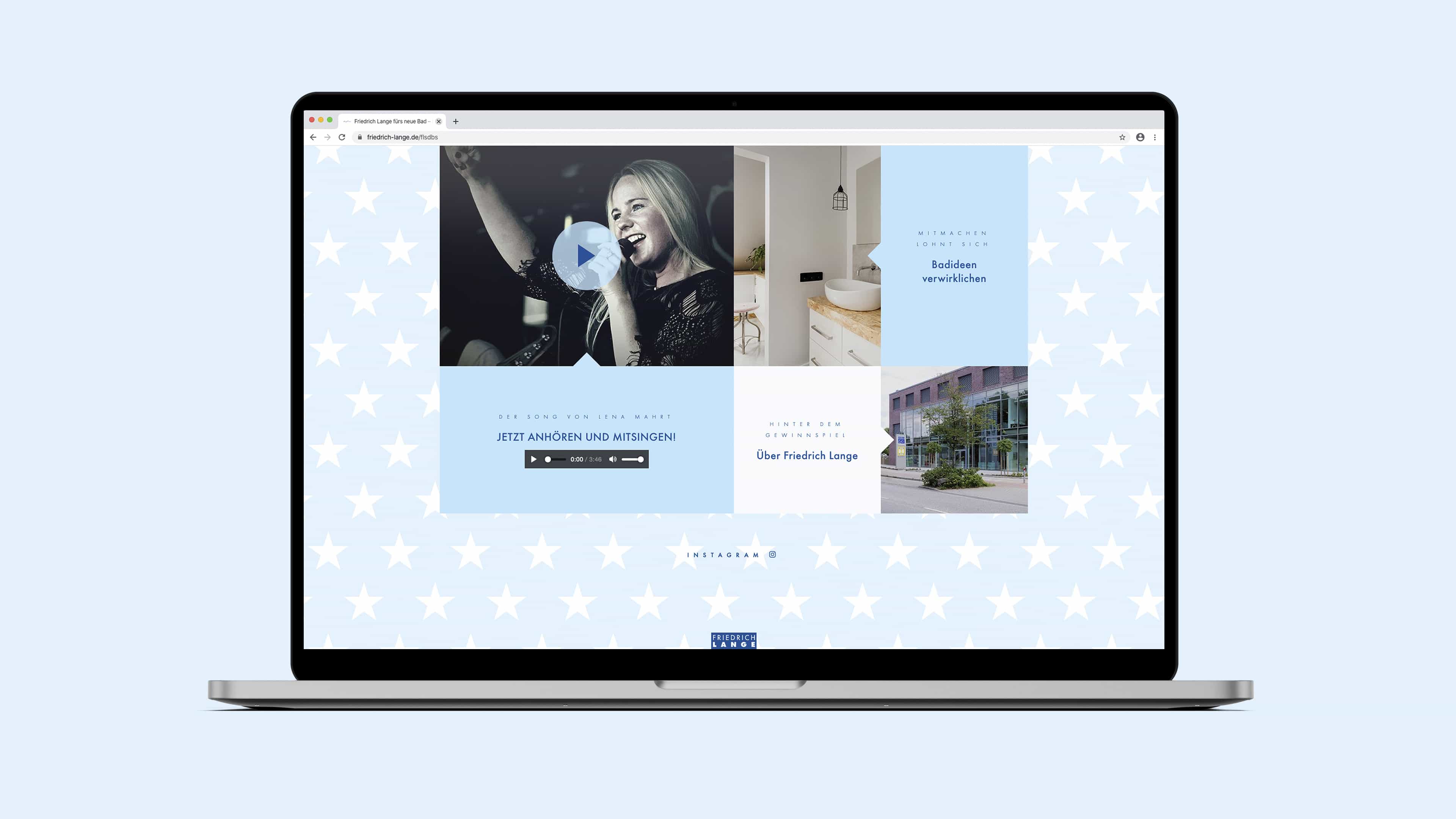 Ein Mädchen singt mit einem Mikrofon