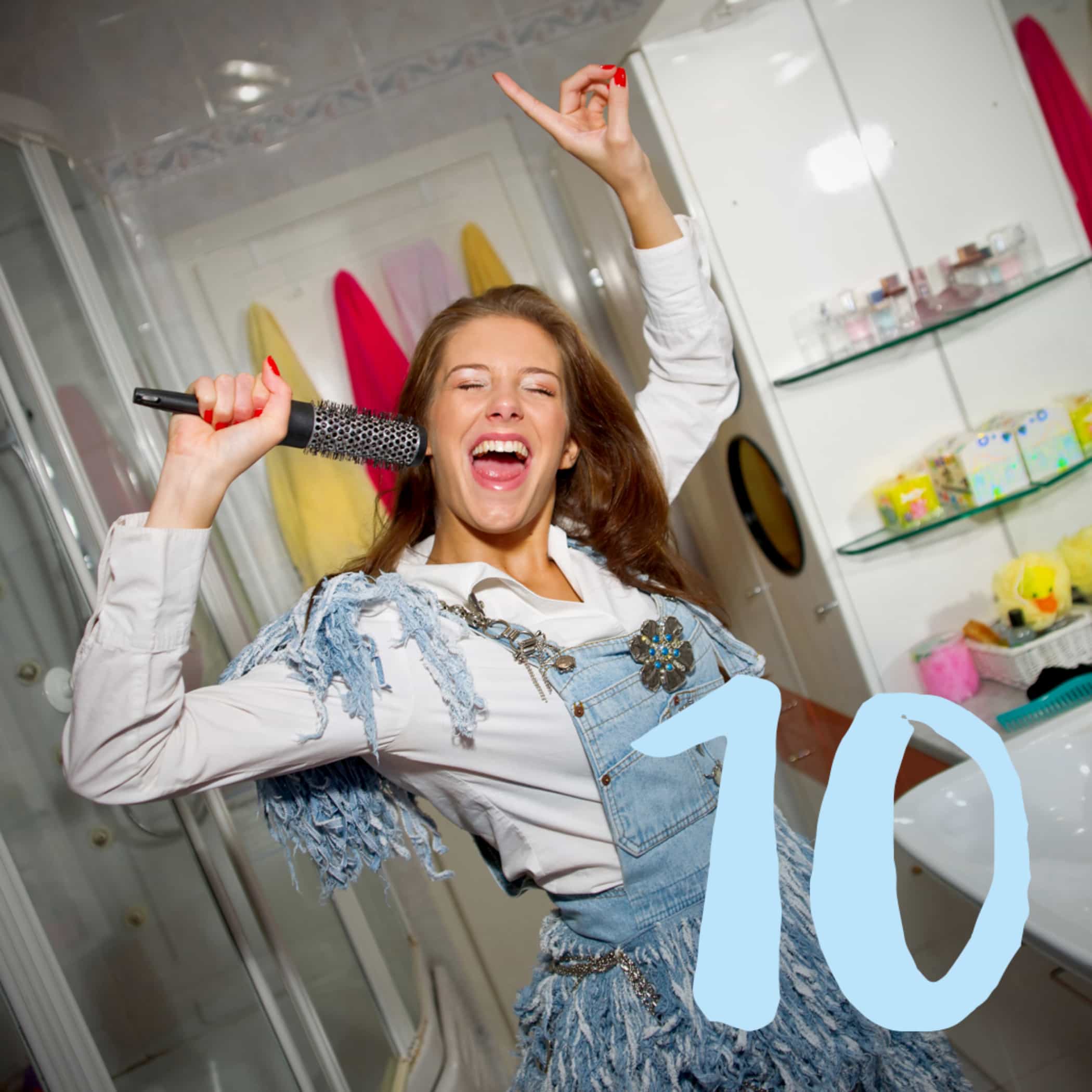 hochzwei_frla_teaser_02.jpg Ein Mädchen im Jeanskleid benutzt ihre Bürste als Mikrofon