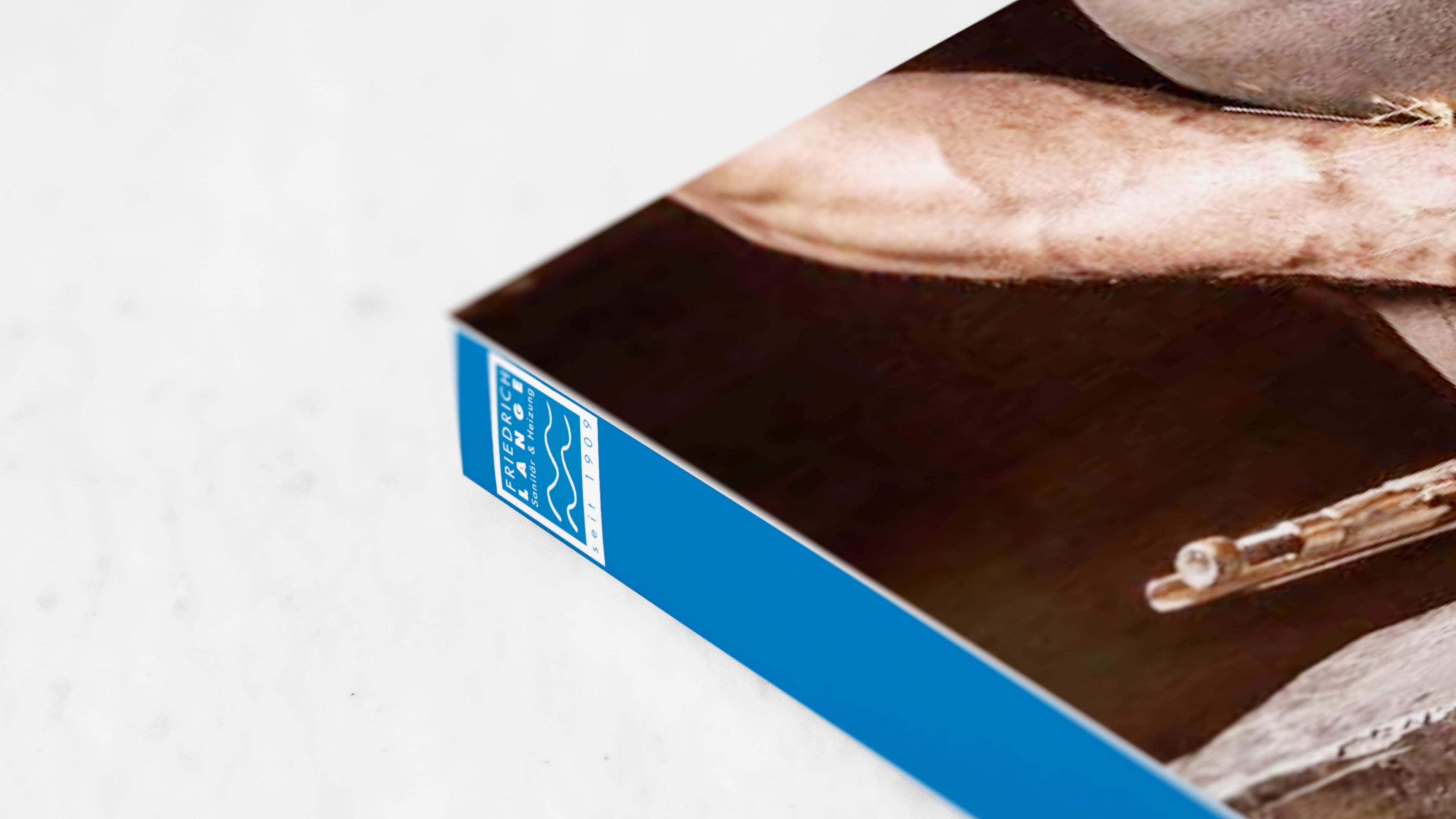 Das Friedlich Lange Logo an einem Ordner