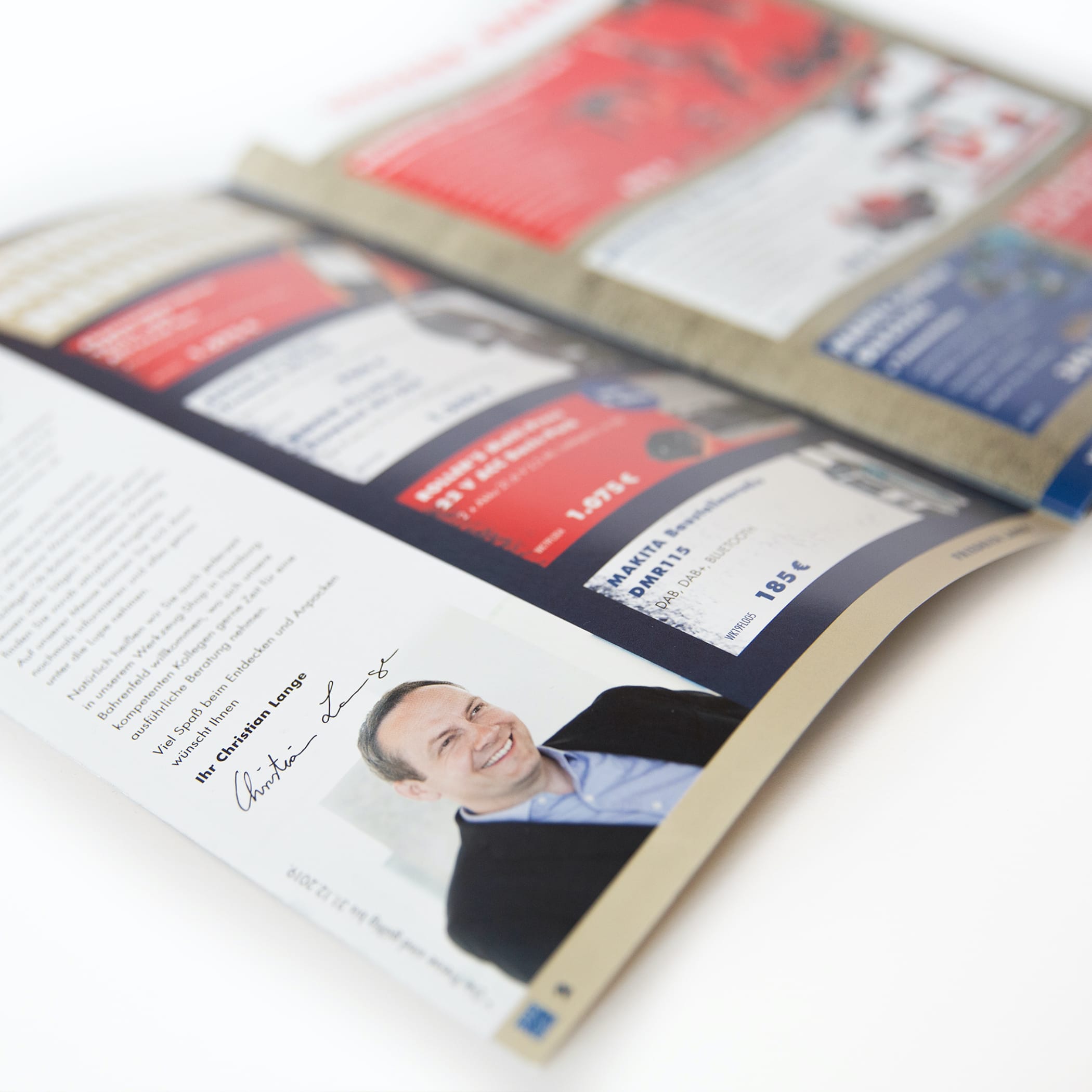 hochzwei_friedrichlange_teaser_04.jpg Aufgeklappter Katalog mit einem Artikel von Christian Lange