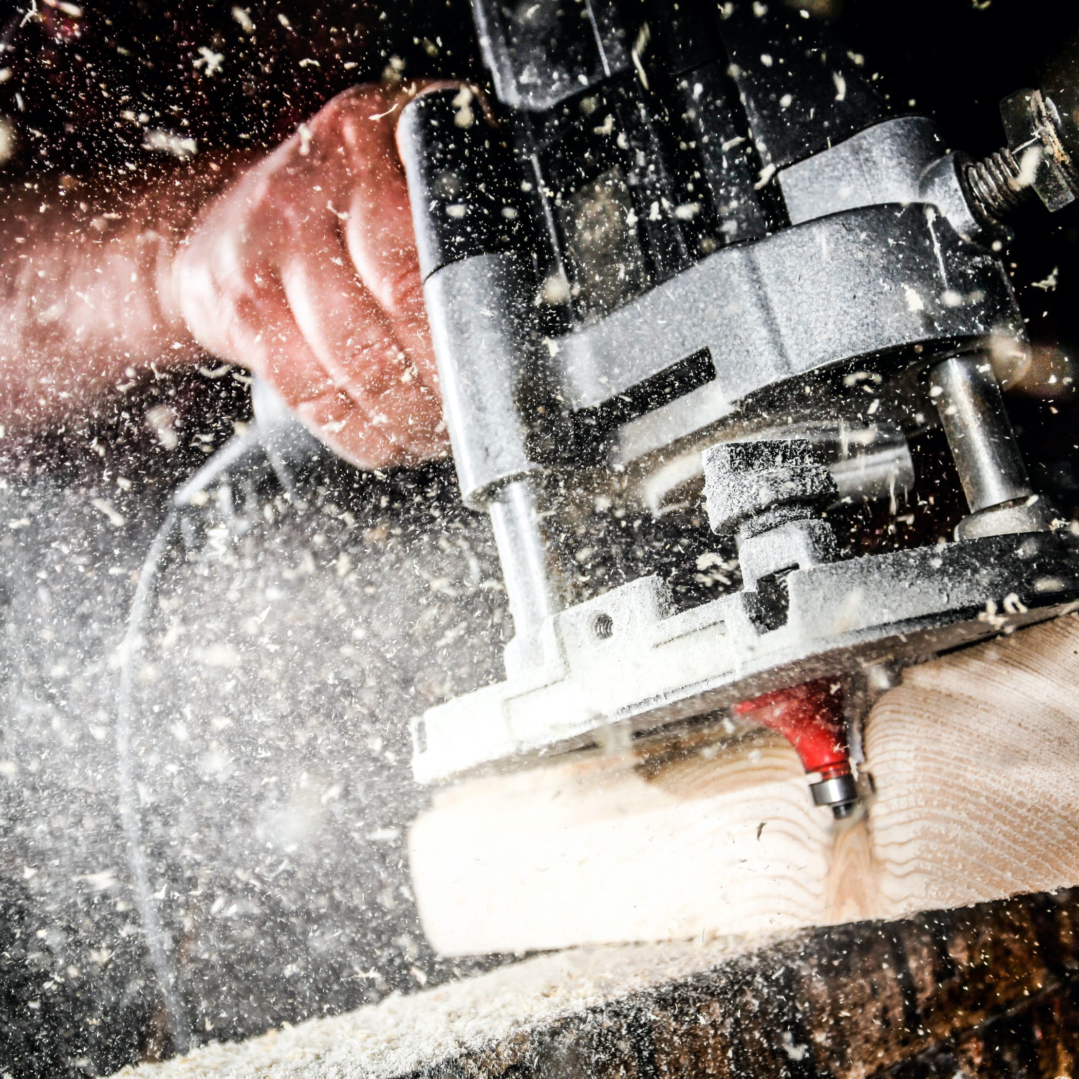 hochzwei_friedrichlange_teaser_05.jpg Eine Maschine schleudert Sägespäne in die Luft