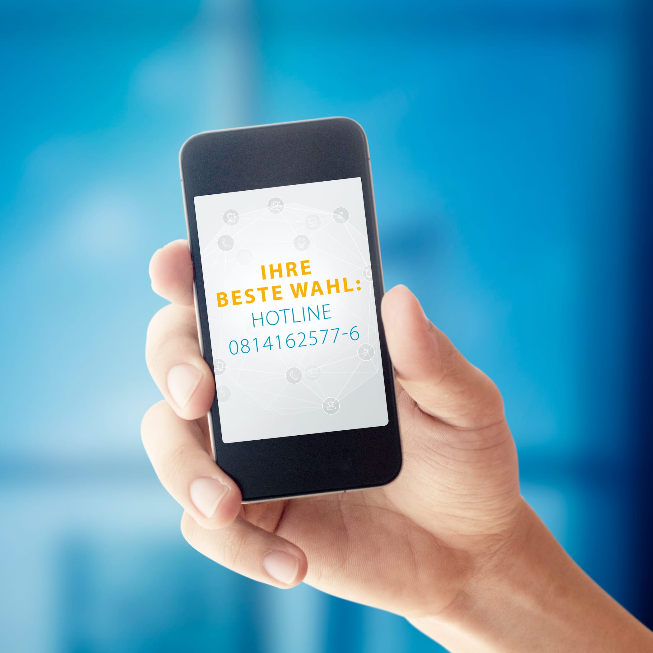 hochzwei_fscon_teaser_01.jpg Eine Hand hält ein schwarzes Smartphone