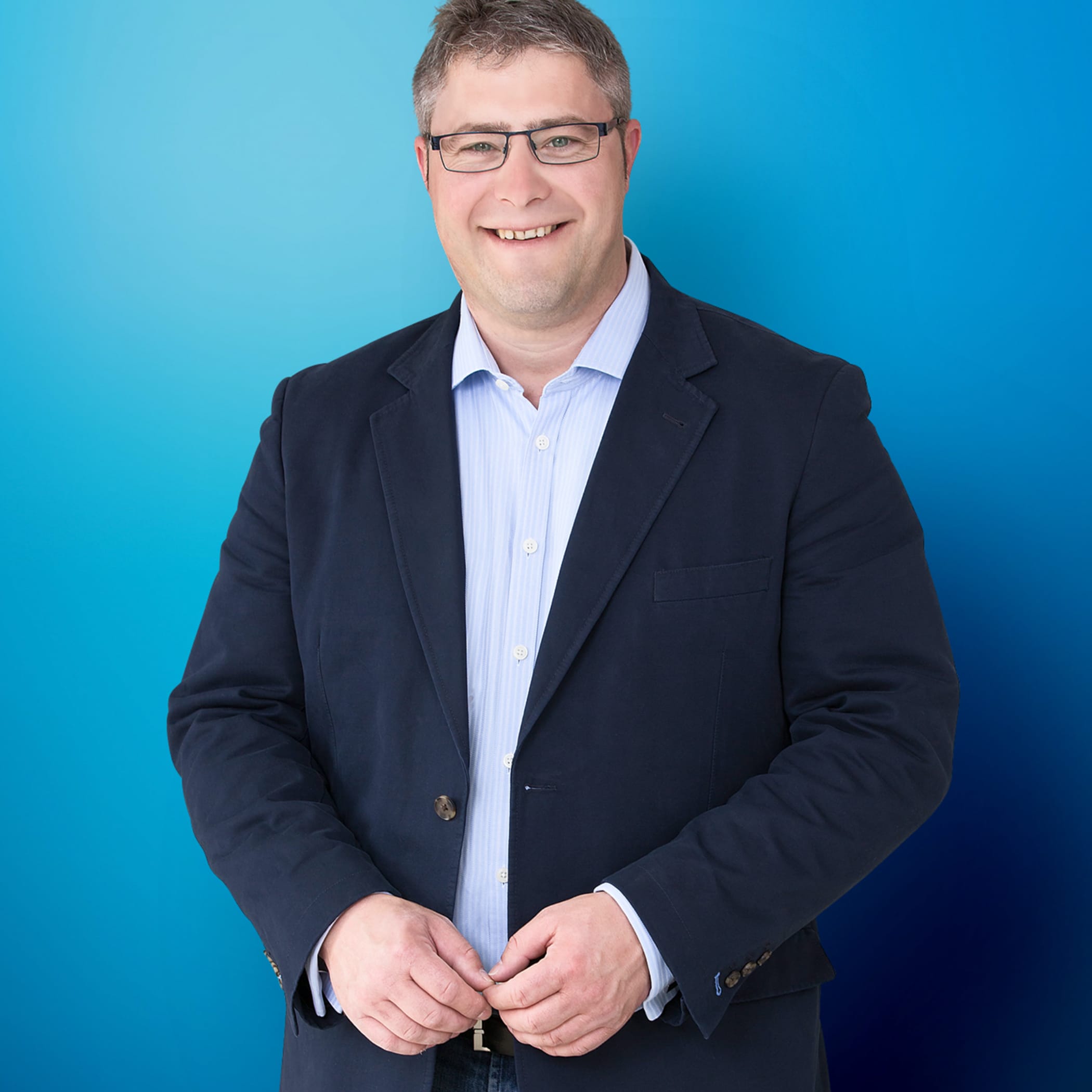 hochzwei_fscon_teaser_02.jpg Ein FScon Mitarbeiter posiert im Anzug vor der Kamera