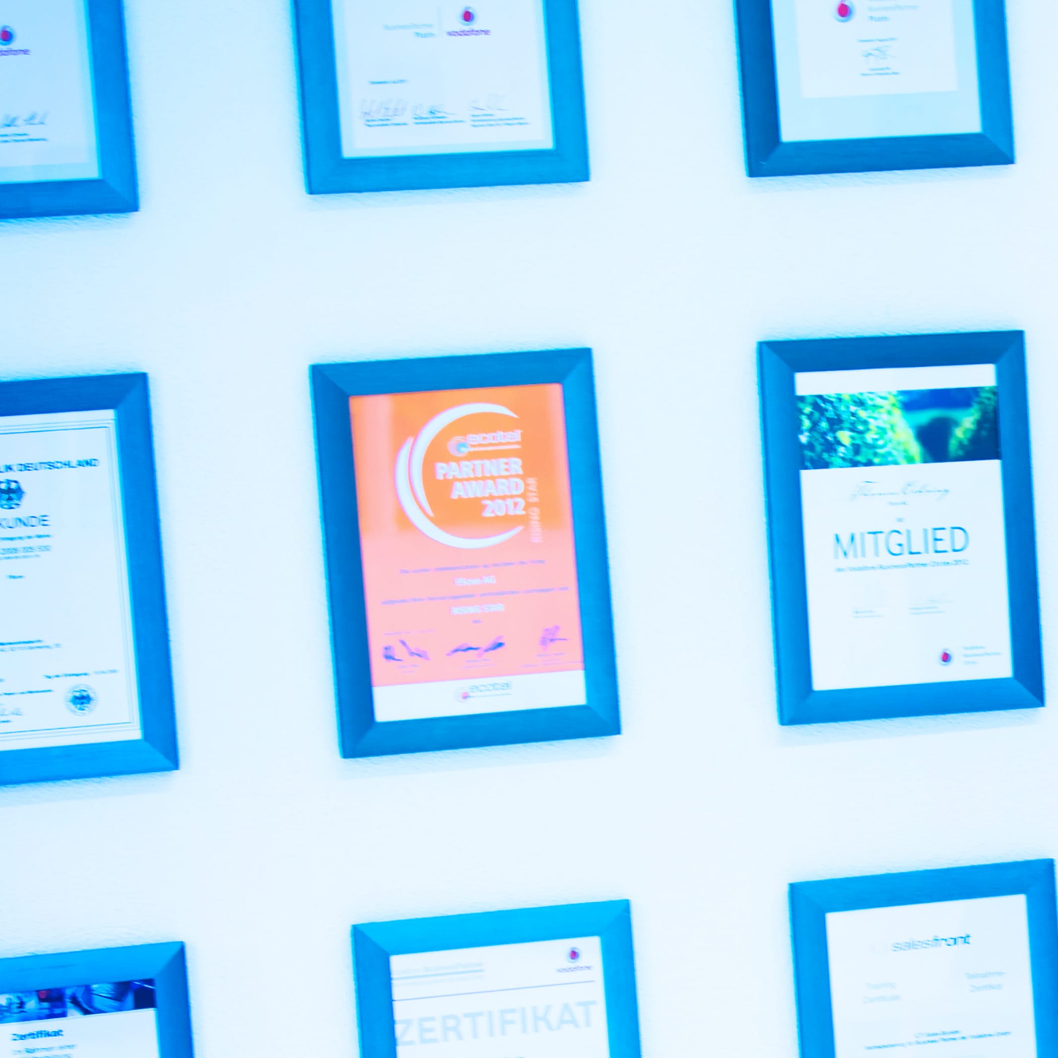 hochzwei_fscon_teaser_06.jpg Eine Bilderwand mit Urkunden