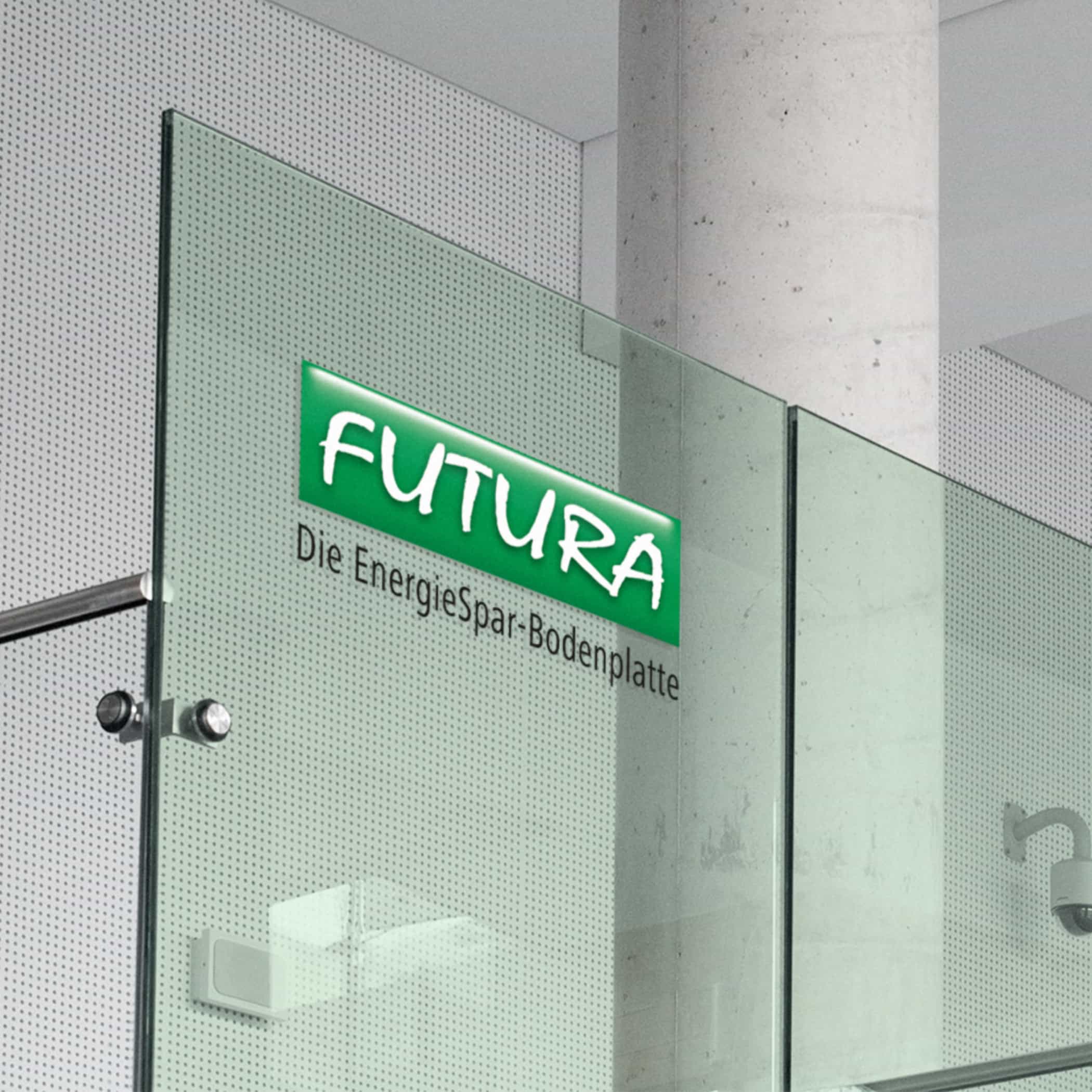 hochzwei_futura_teaser_01.jpg Glasscheibe mit dem Futura Logo drauf