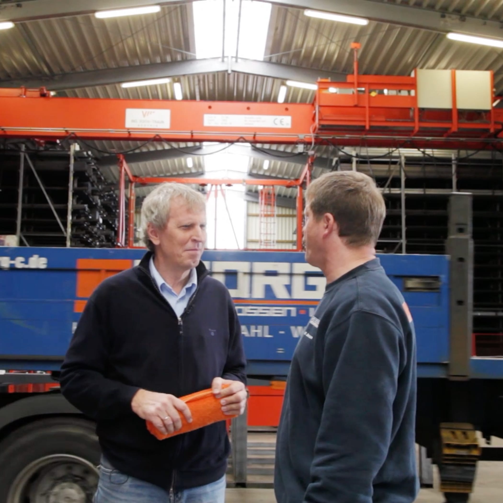 Zwei Georg C Mitarbeiter unterhalten sich