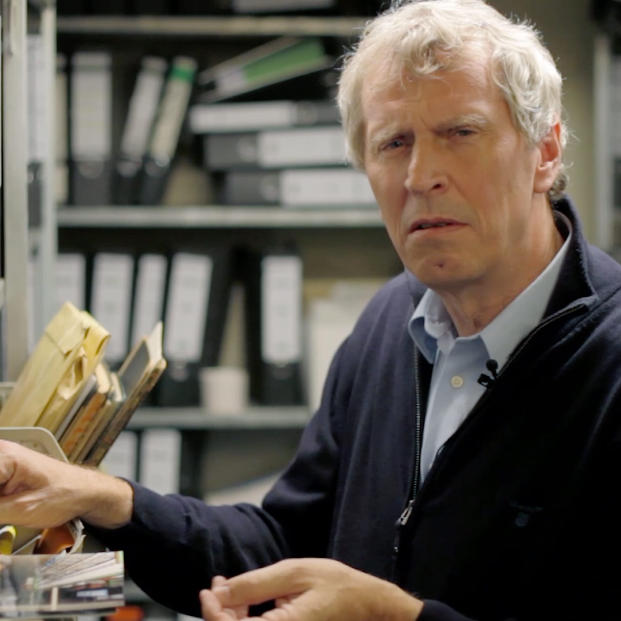 ein Georg C Mitarbeiter schaut in die Kamera