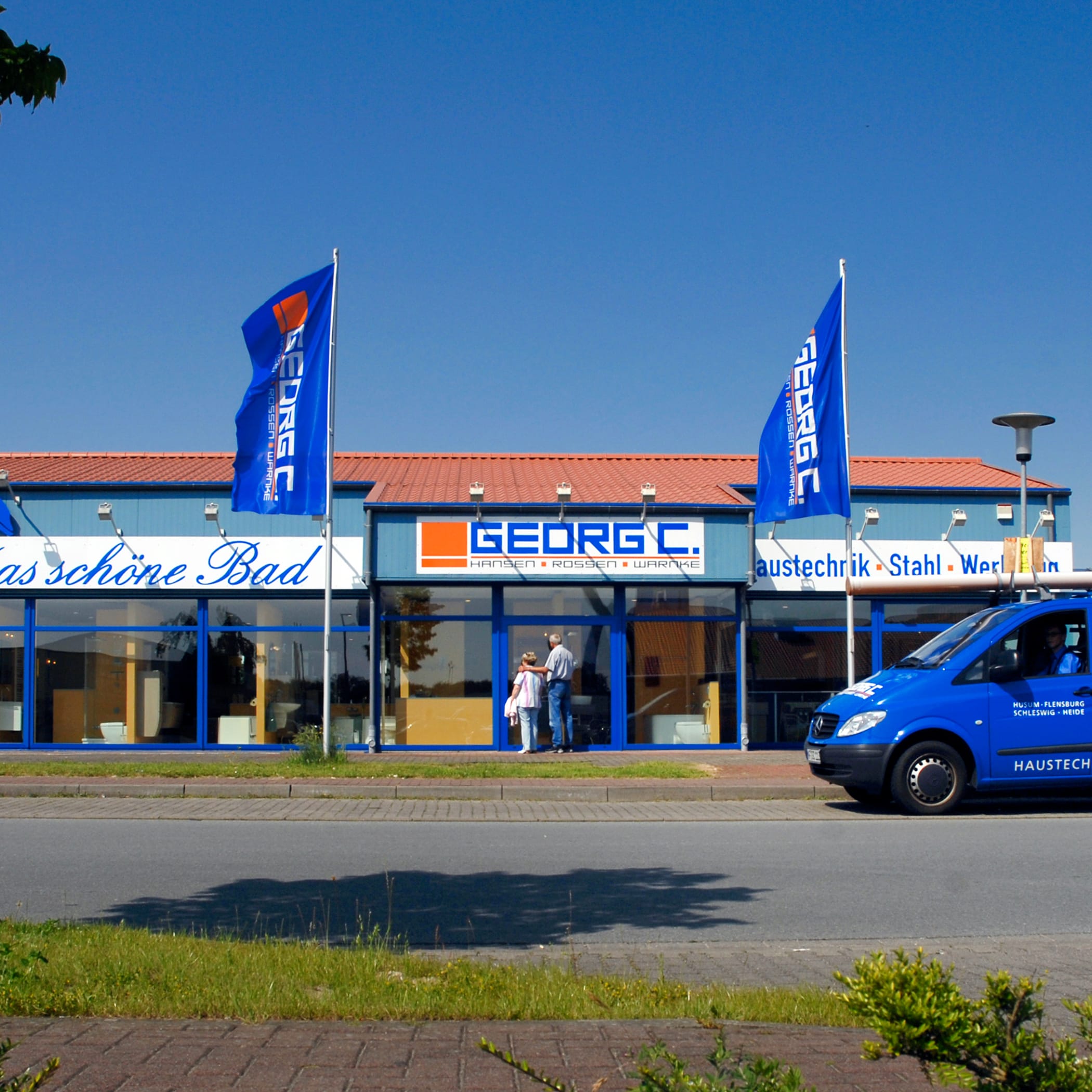 hochzwei_gch_teaser_02.jpg Ein älteres Ehepaar steht vor dem Georg C Laden