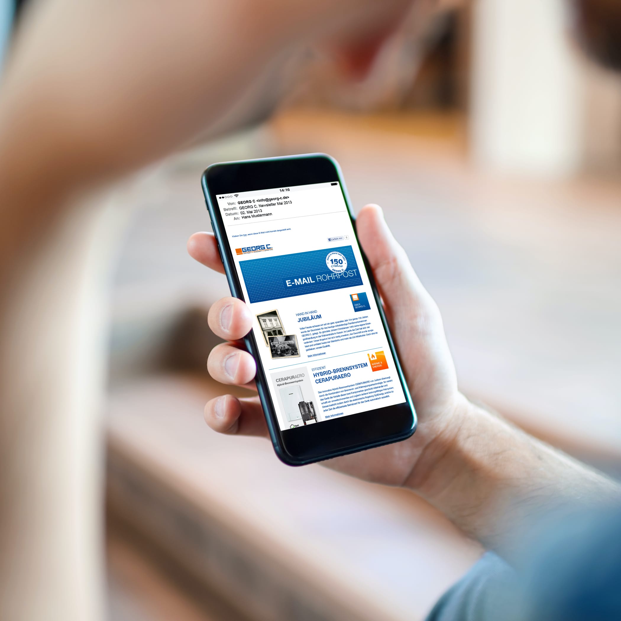 hochzwei_gch_teaser_04_hauptteaser.jpg Eine Person schaut sich den Georg C Newsletter auf dem Handy an