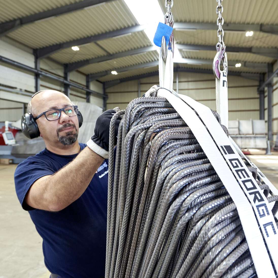 h2_gch_teaser_03.jpg Ein Arbeiter in der Biegerei