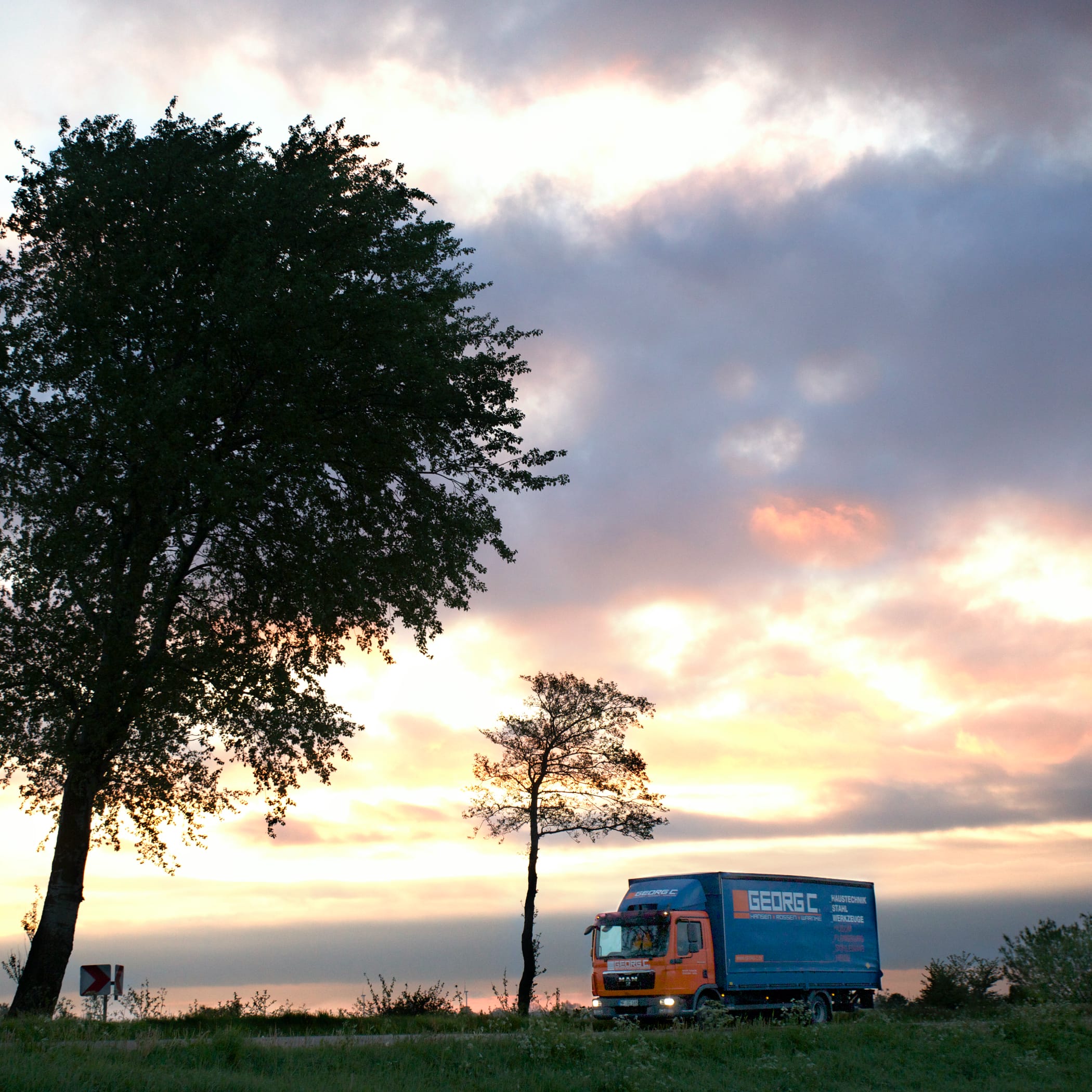 hochzwei_gch_teaser_05.jpg Ein georg C LKW fährt auf einer Landstraße