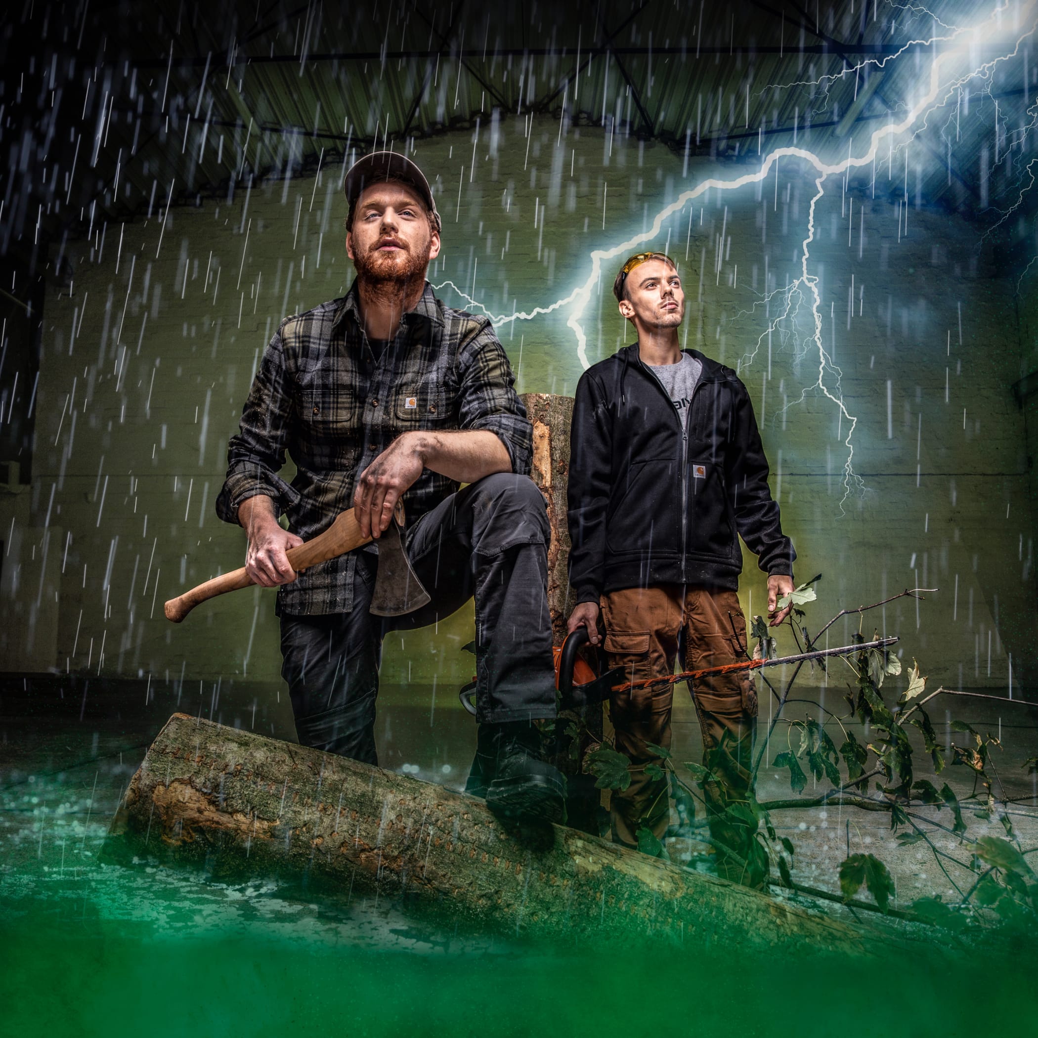 hochzwei_georgc_teaser_02.jpg Zwei Georg C Mitarbeiter posieren bei Gewitter und Regen vor der Kamera