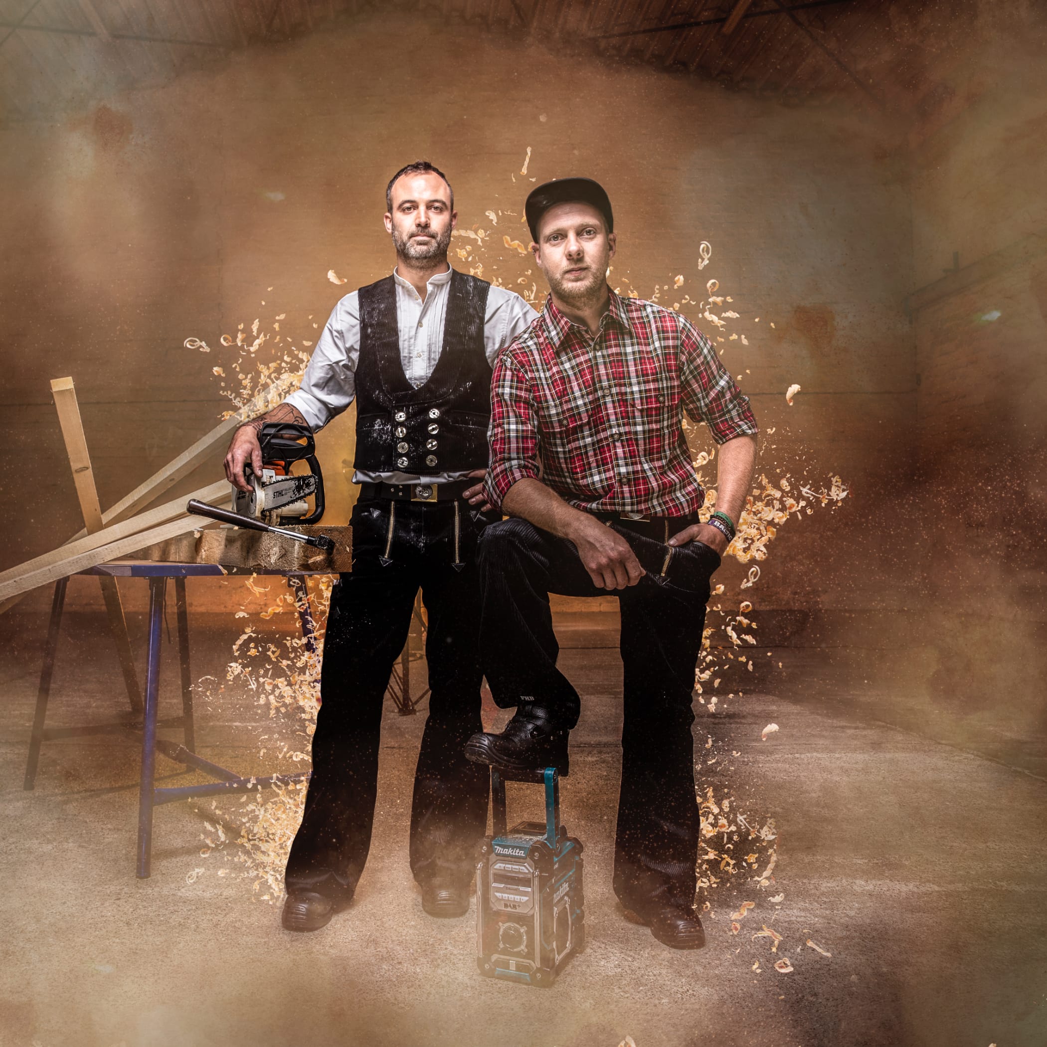 hochzwei_georgc_teaser_05.jpg Zwei Georg C Mitarbeiter posieren mit Arbeitsgeräten vor der Kamera