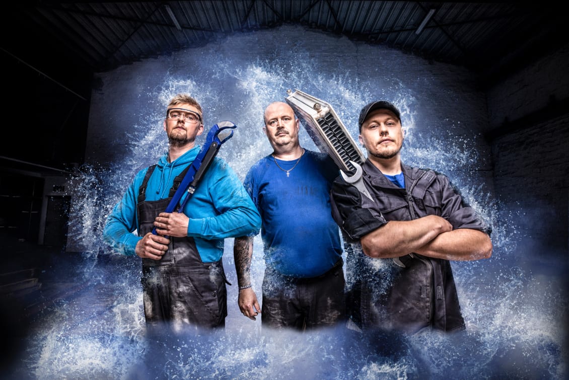 hochzwei_georgc_teaser_gross_01.jpg Drei Georg C posieren mit Geräten von der Kamera