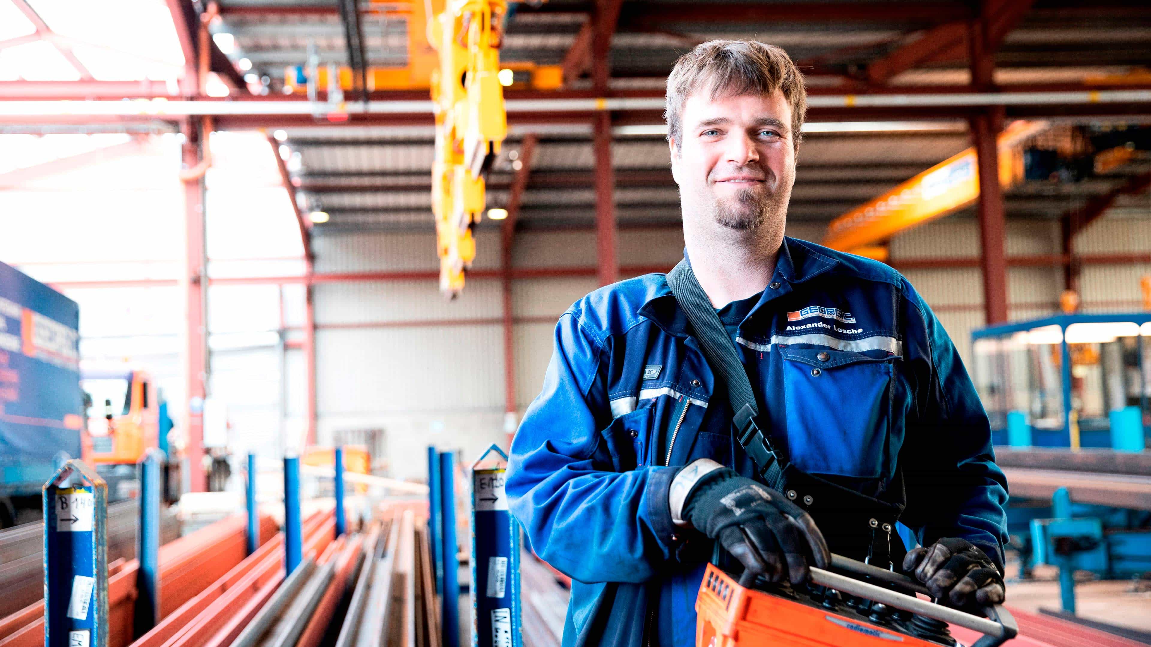 hochzwei_georgc_slider_01.jpg Ein Georg C Mitarbeiter im Blaumann