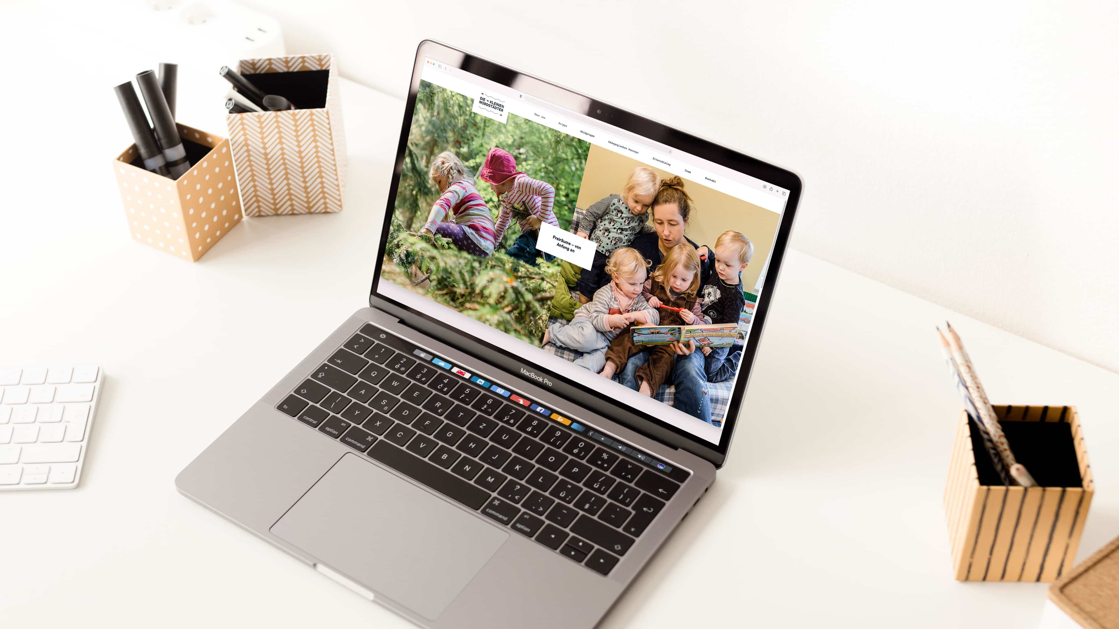 hochzwei_gewa_slider_02.jpg Ein Laptop mit einer geöffneten Website eines Kindergartens