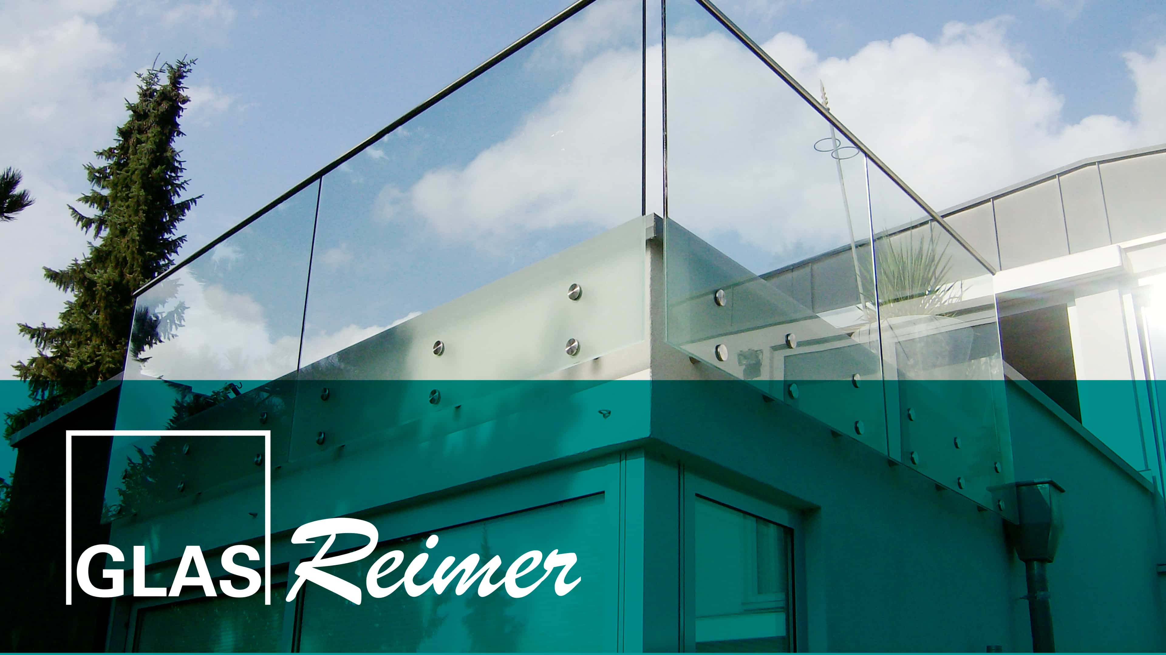 Ein Glasbalkon mit metallischen Applikationen