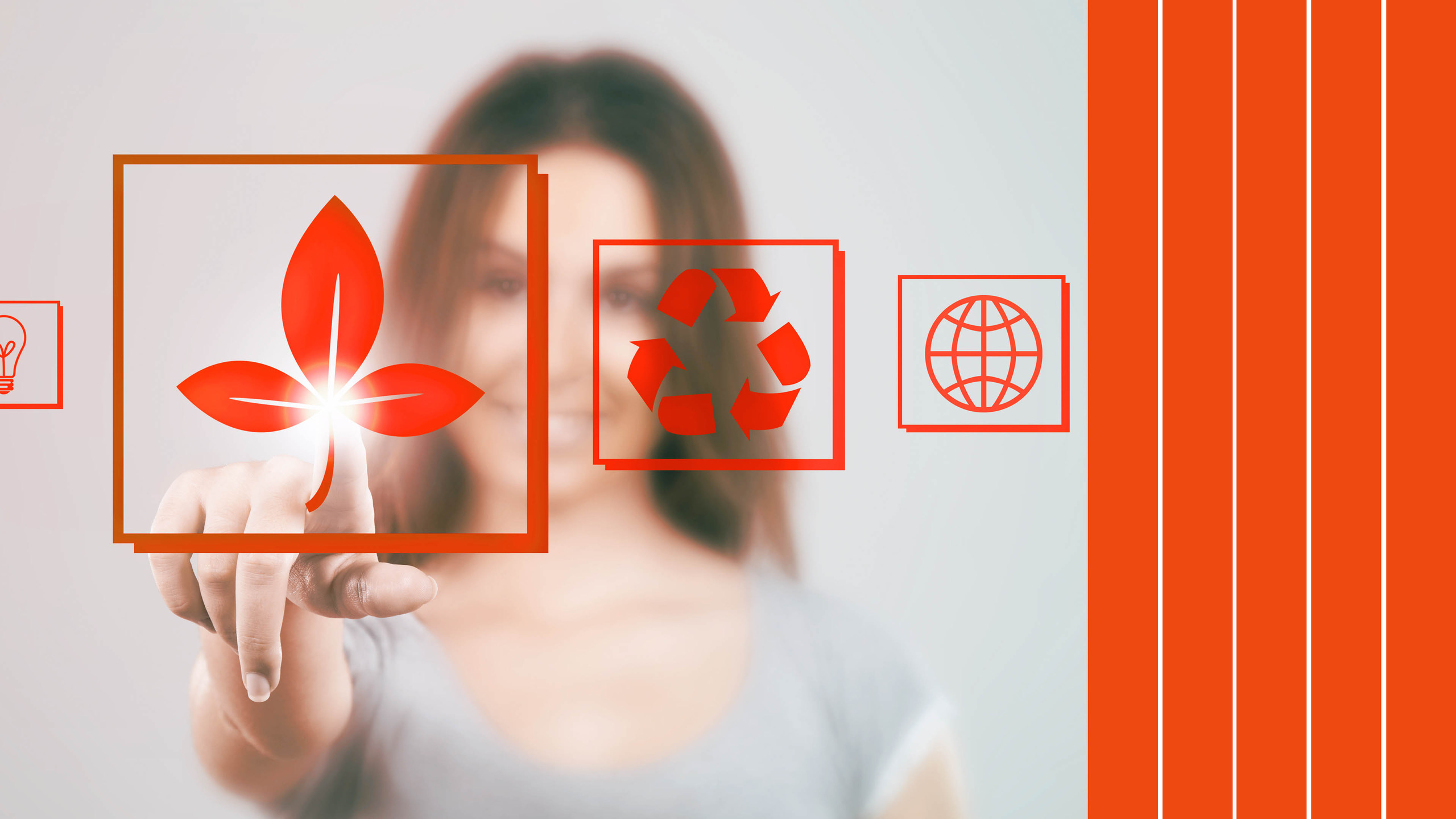 Eine brünette Frau zeigt auf ein rotes icon