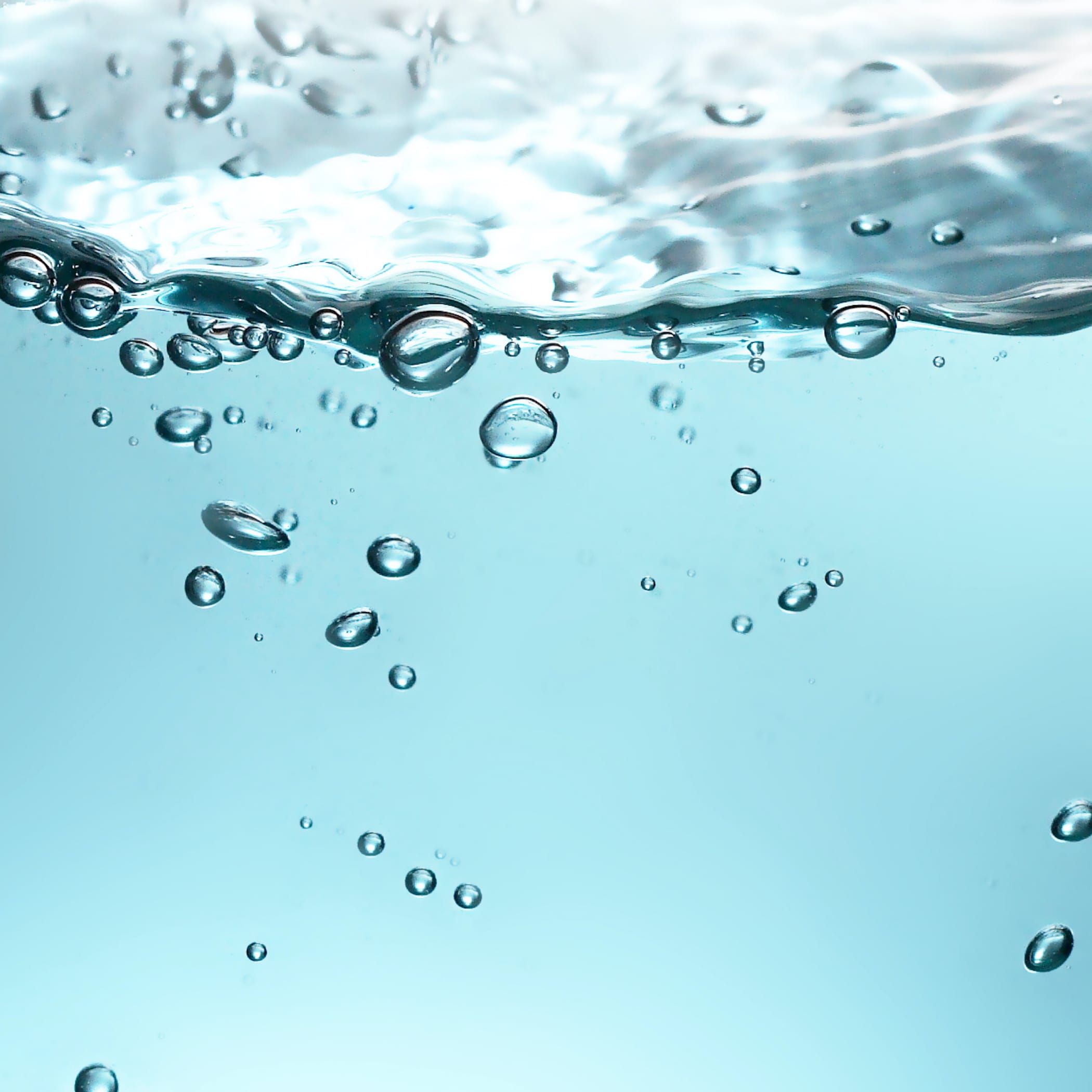 hochzwei_gobu_teaser_01.jpg Nahaufnahme von einer Wasseroberfläche mit Luftbläschen