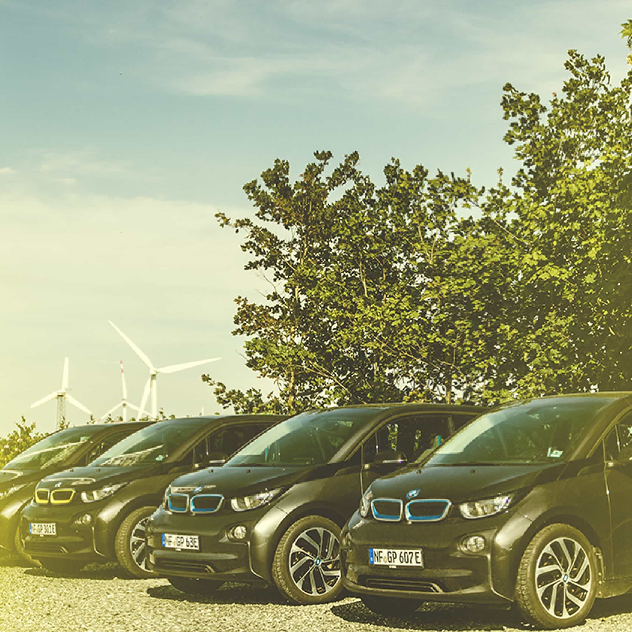 hochzwei_gpjoule_teaser_02.jpg Vier Smarts parken in der prallen Sonne nebeneinander