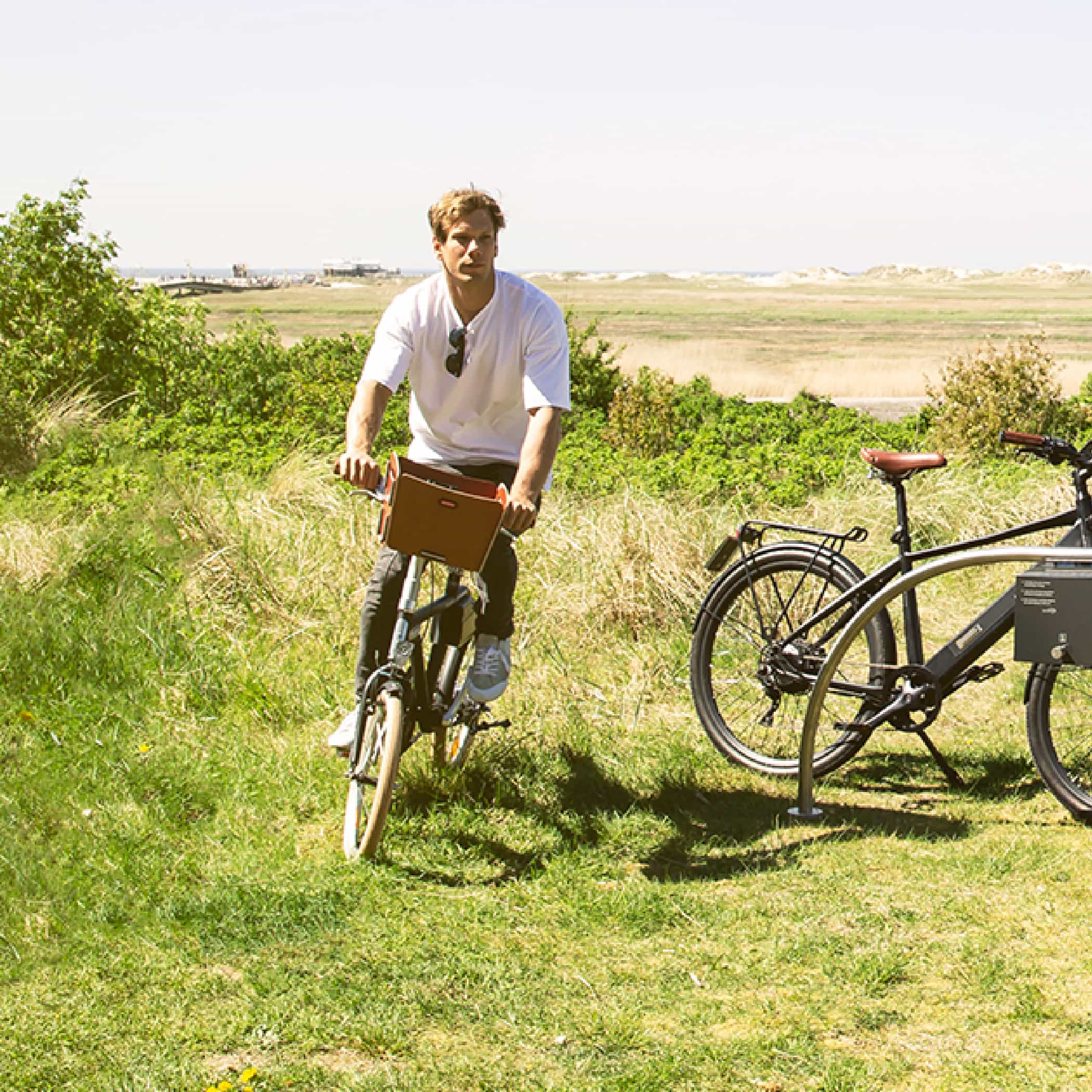 hochzwei_gpjoule_teaser_03.jpg Ein Mann im weißen Tshirt fährt auf einem Fahrrad