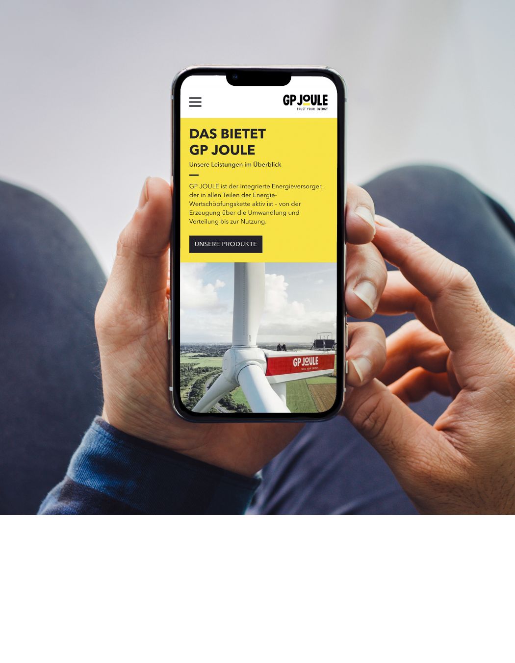 hochzwei_GP_teaser_09.jpg Hände halten Smartphone, auf dem neue Website zu sehen ist