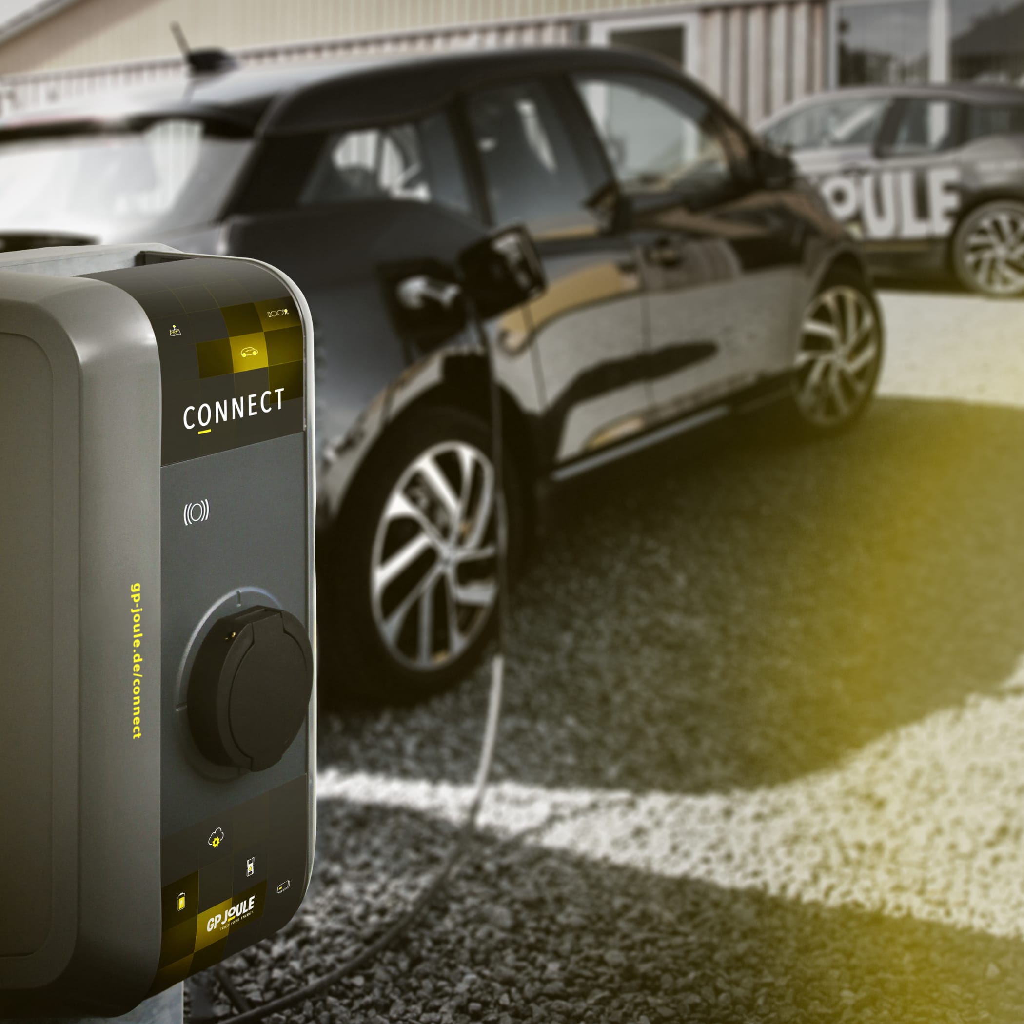 hochzwei_gpjoule_teaser_03.jpg Eine GP Joule Connect Ladestation lädt ein Auto mit Strom auf
