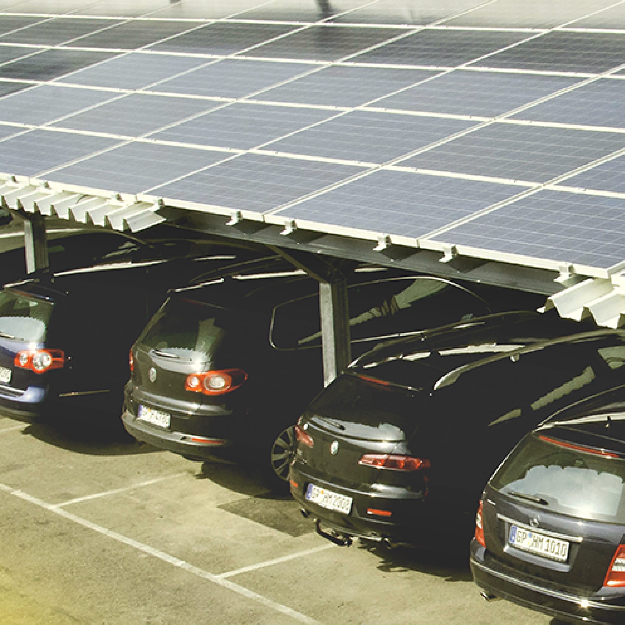 hochzwei_gpjoule_teaser_09.jpg Vier schwarze Autos parken in einer Garage