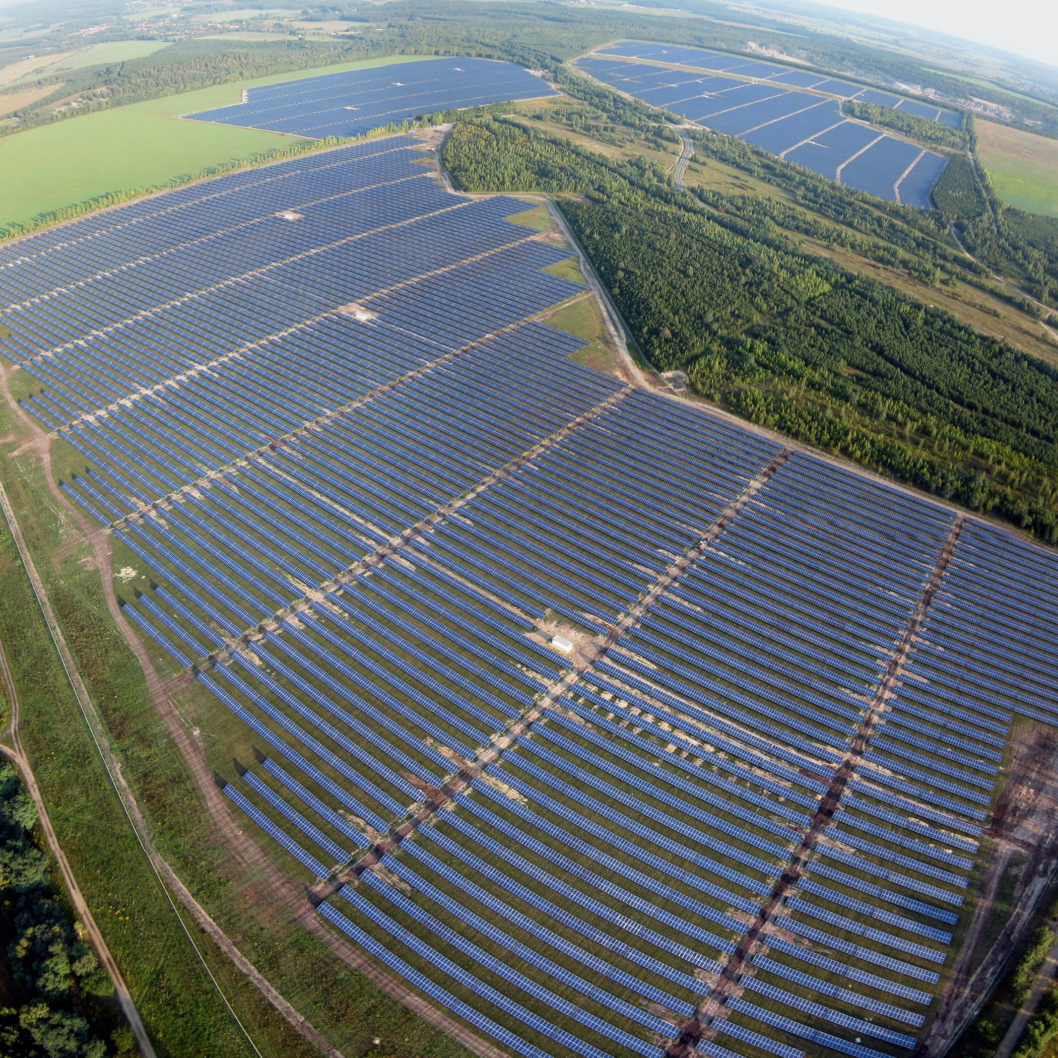 hochzwei_gp_james_teaser_05.jpg Ein Luftbild von Solarplatten die auf einer Wiese stehen