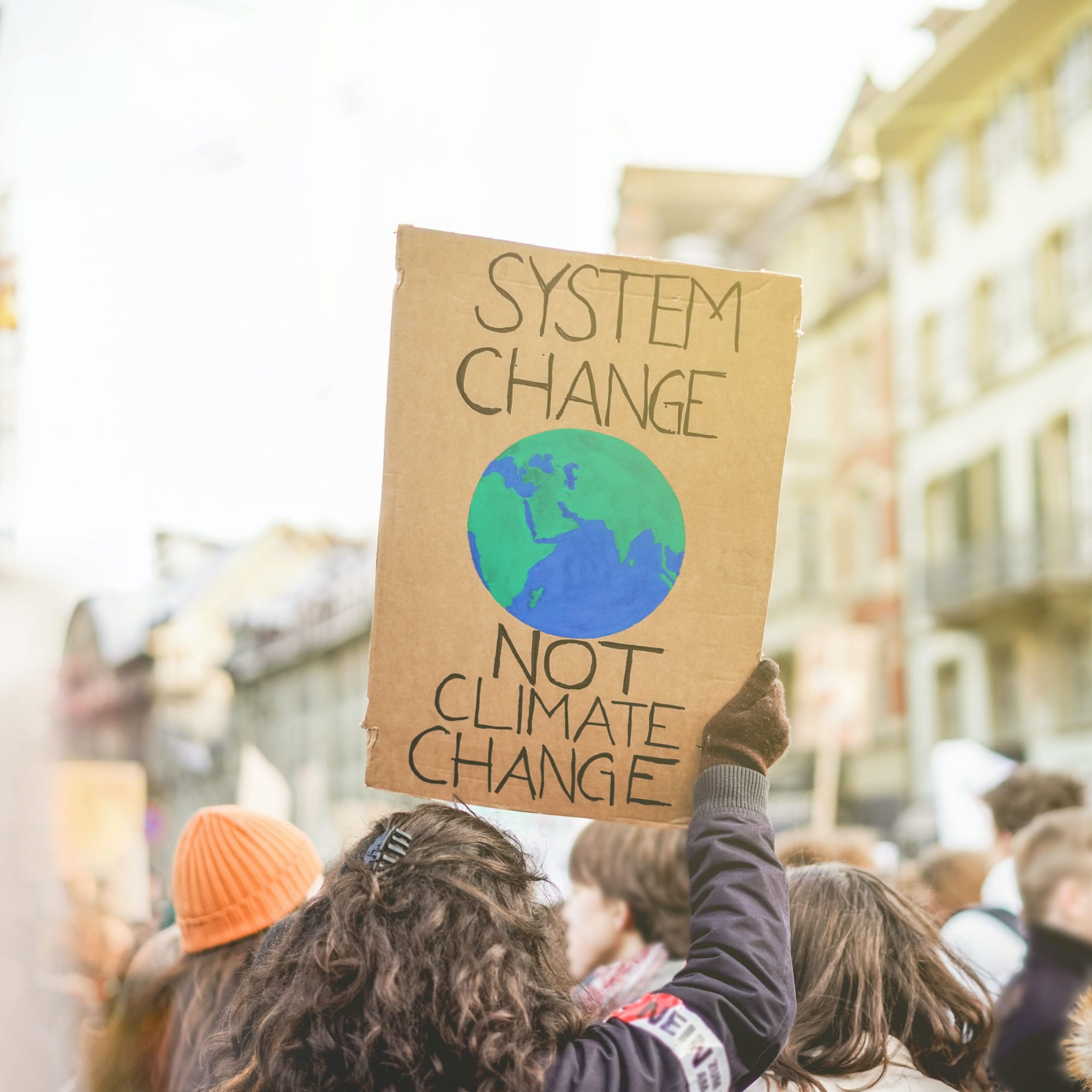hochzwei_gp_james_teaser_08.jpg Eine Frau hält bei einer Demonstration ein Pappschild hoch