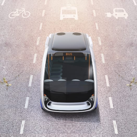 hochzwei_gp_james_teaser_12.jpg Ein kleiner Bus fährt auf der Straße