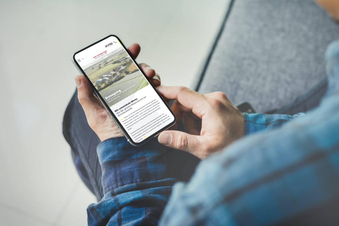 hochzwei_gp_teaser_gross_03.jpg Ein mann surft per Smartphone auf der GP Joule App