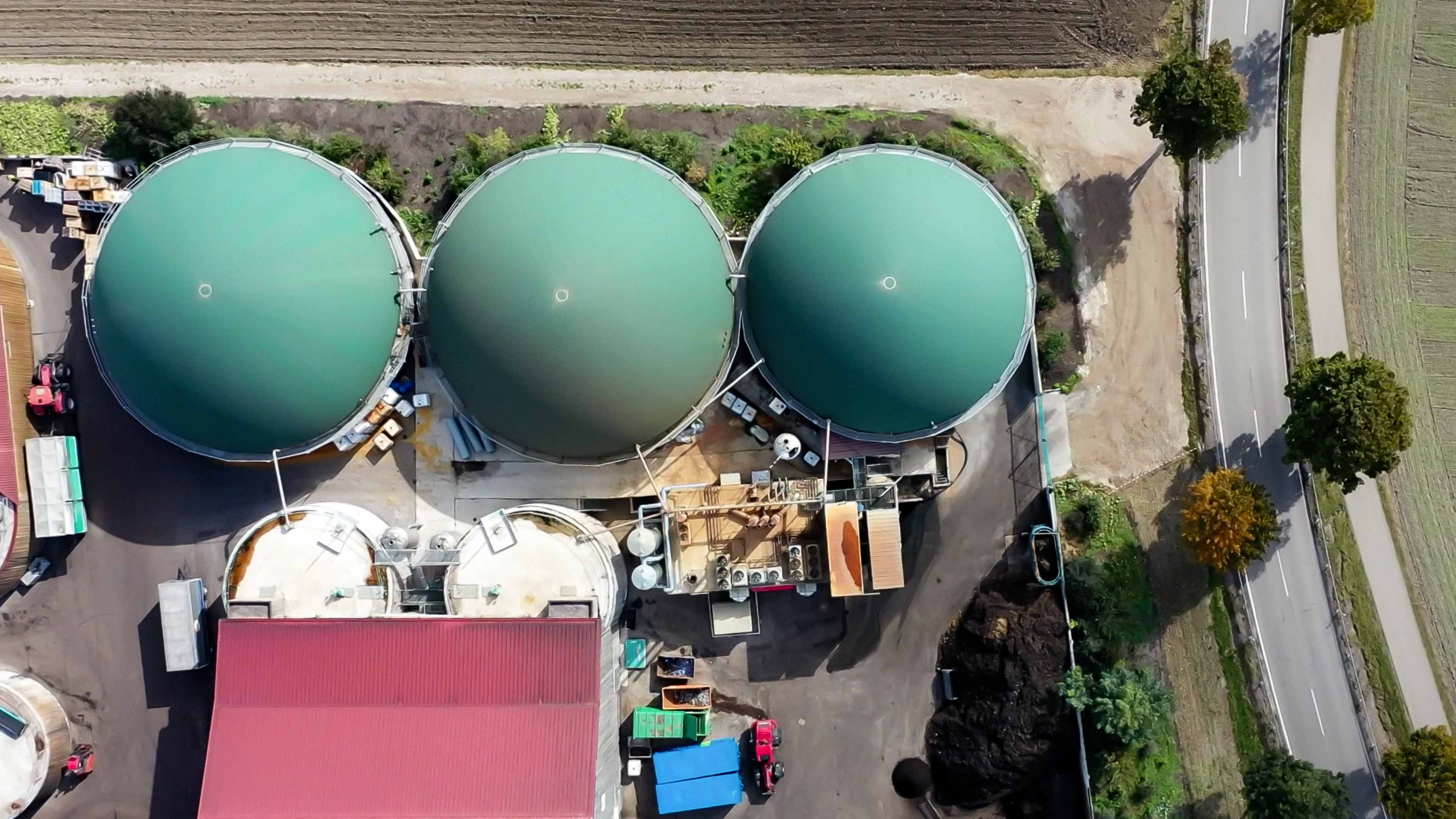 Drei grüne Silos von oben