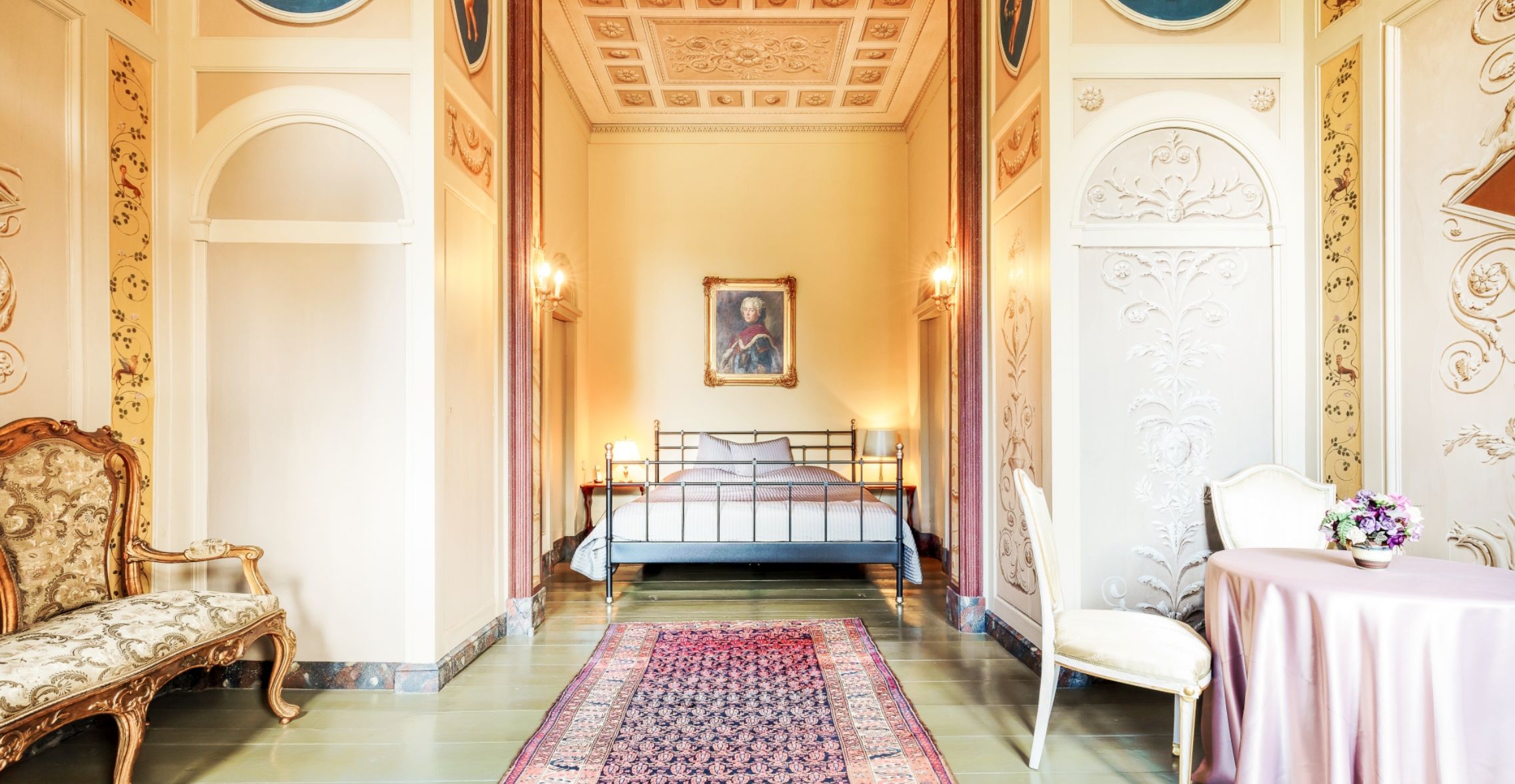 h2_gute_teaser_11.jpg Herrschaftliches Doppelbett in einem Zimmer auf Gut Emkendorf