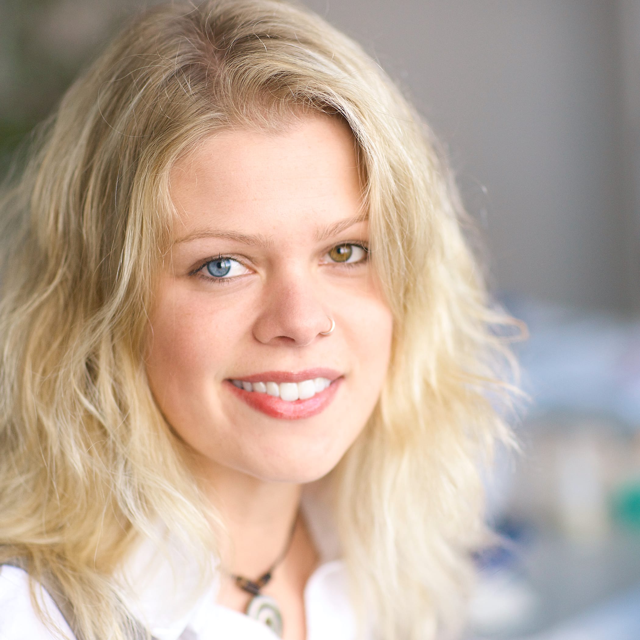 hochzwei_hpo_teaser_05.jpg Ein blondes Mädchen mit zwei verschiedenen Augenfarben lächelt in die Kamera