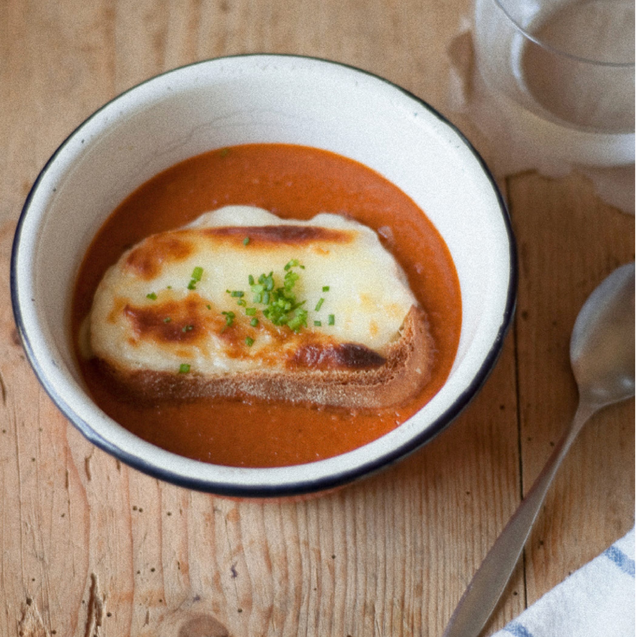 hochzwei_hpo_teaser_06.jpg Eine Tomatensuppe mit einem Brot drin