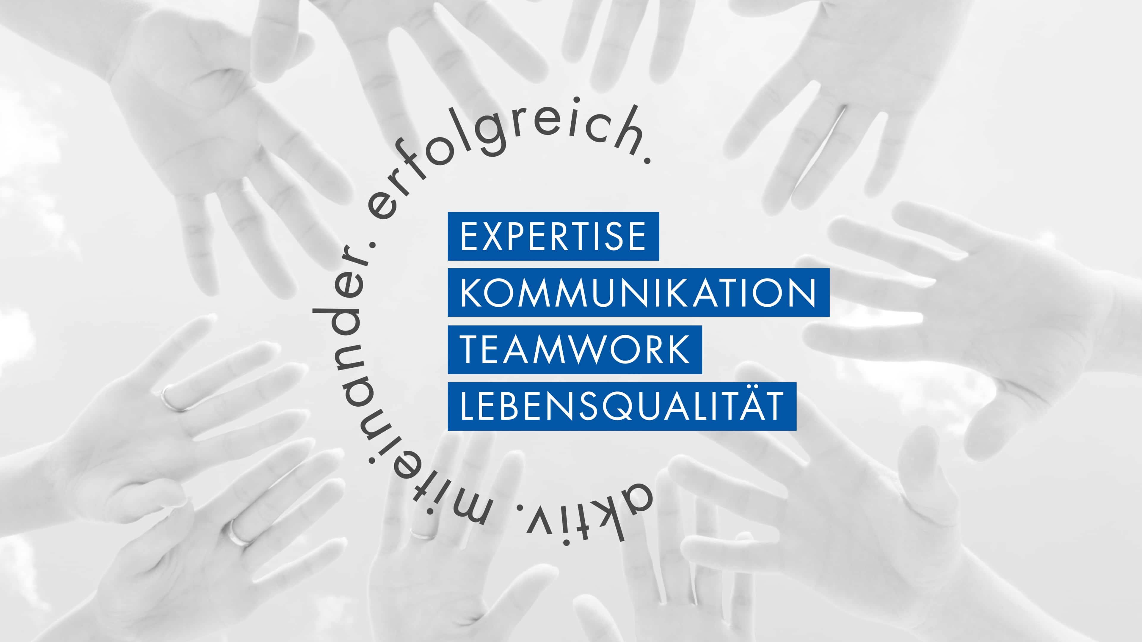 Vier blaue Kästen mit weißer Schrift