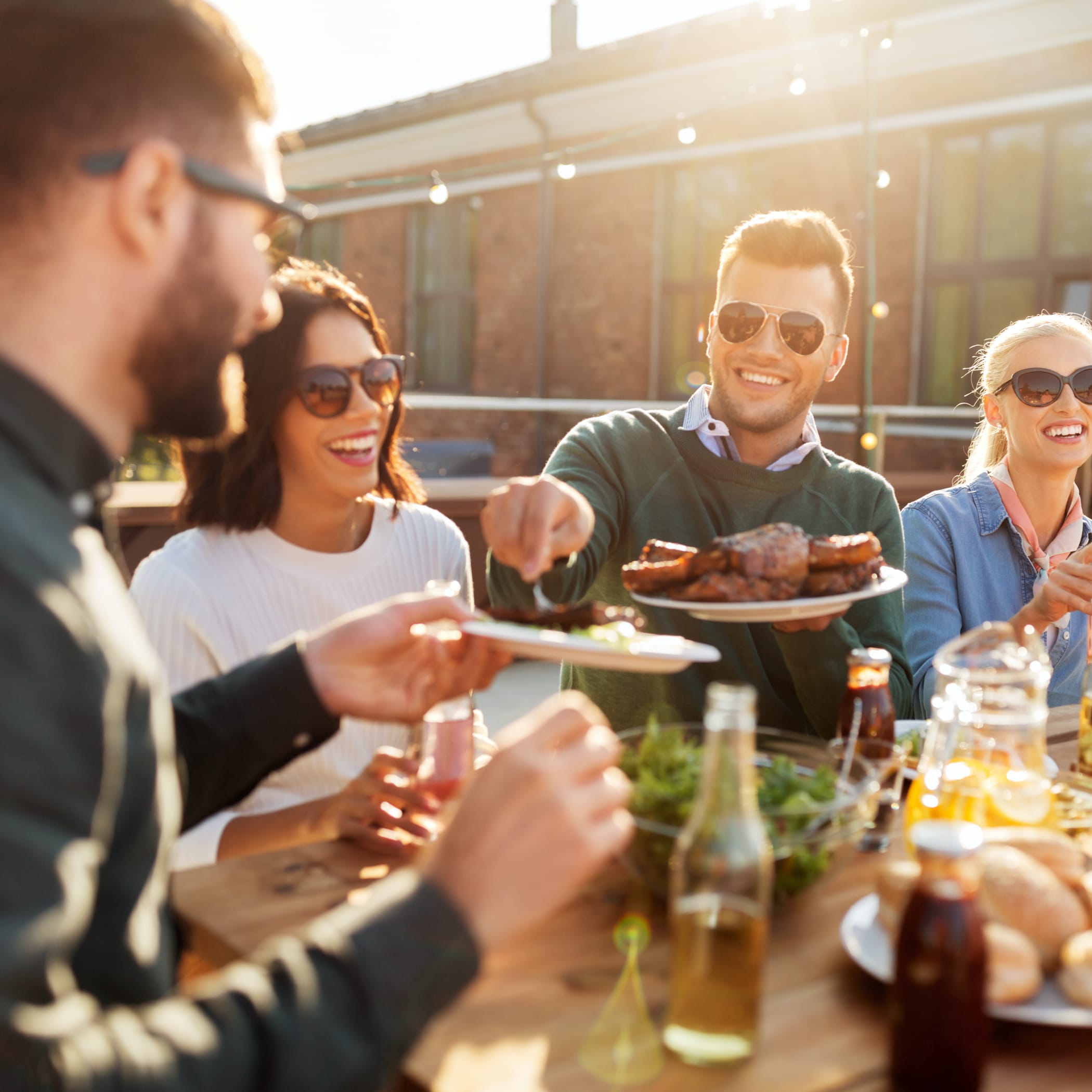 hochzwei_haba_teaser_04.jpg Eine Gruppe junger Erwachsener teilen sich ein BBQ