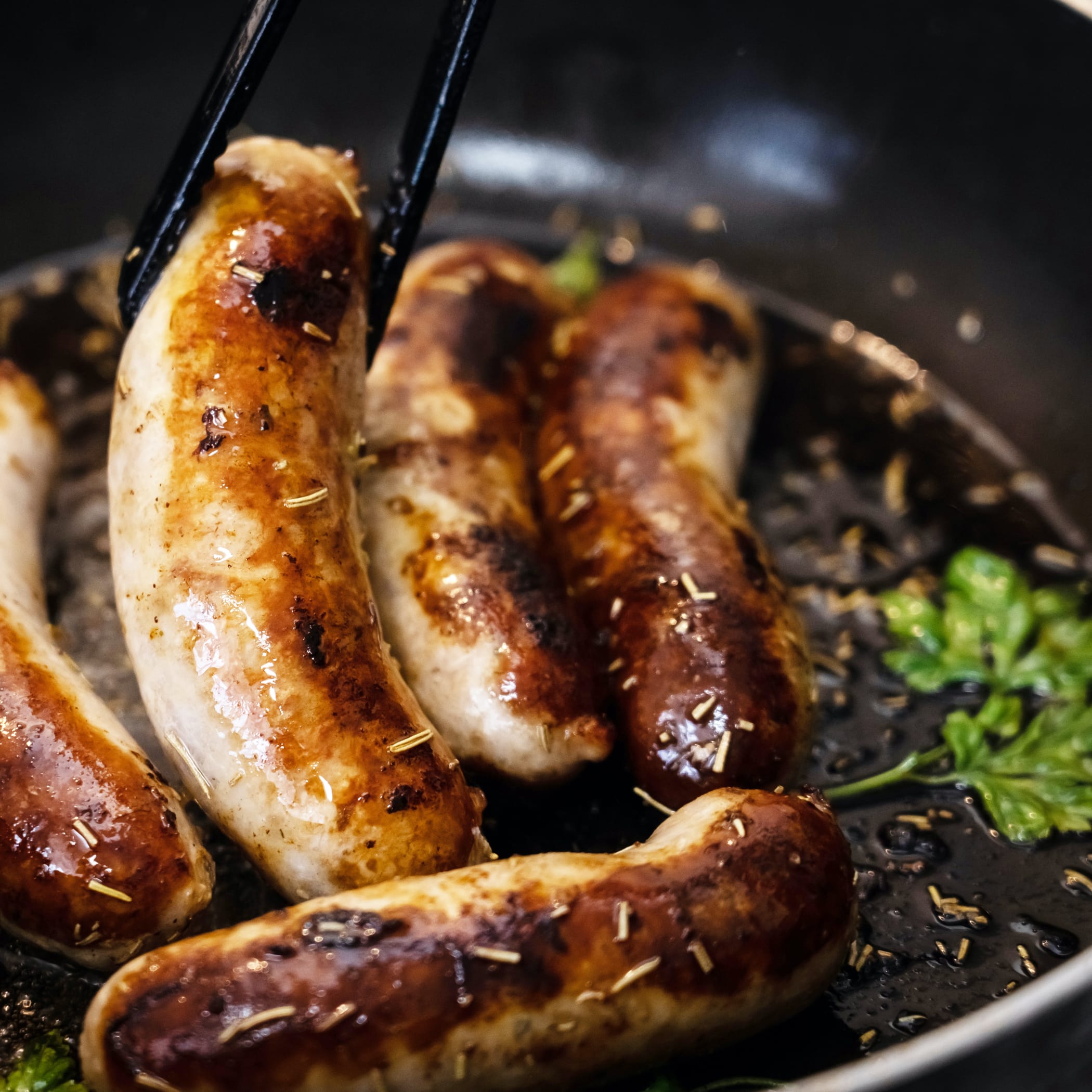 hochzwei_haba_teaser_05.jpg Nahaufnahme von vier Bratwürsten