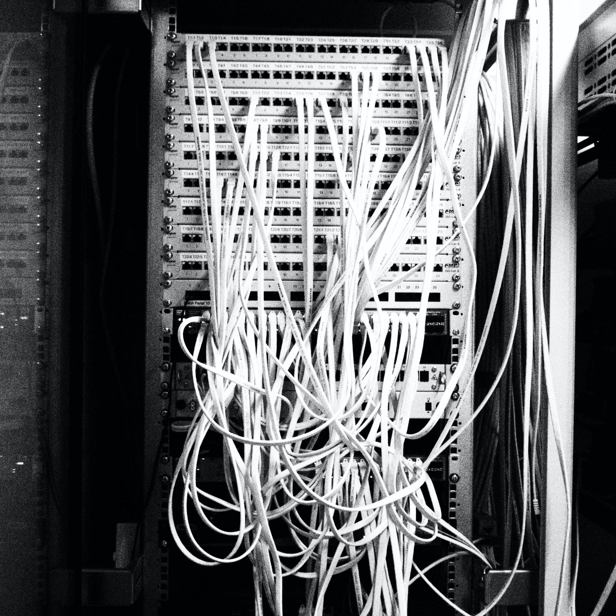 hochzwei_h2_teaser_04.jpg Eine Maschine mit vielen Kabeln