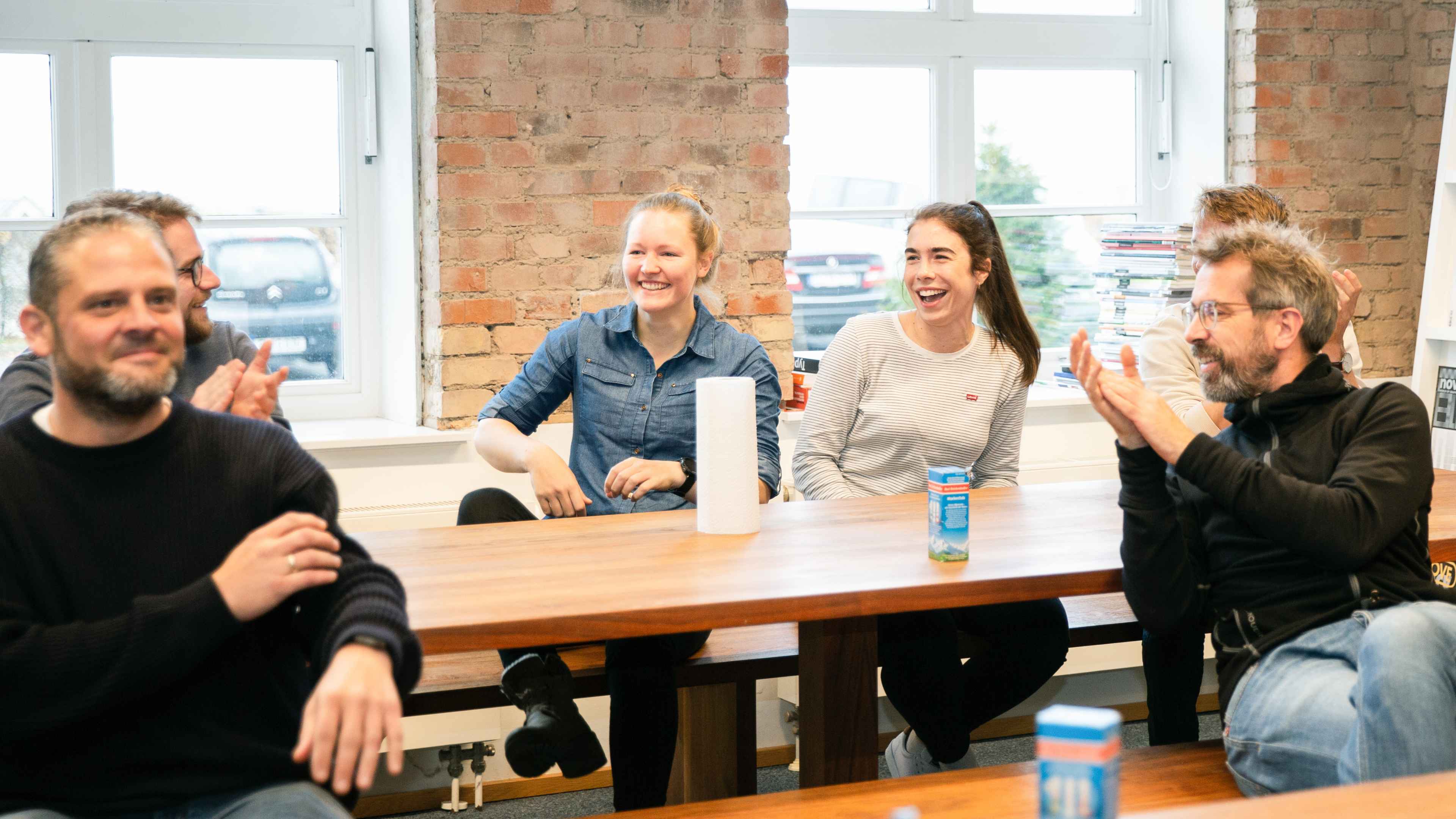 Hochzwei Mitarbeiter sitzen gemeinsam an einem Tisch