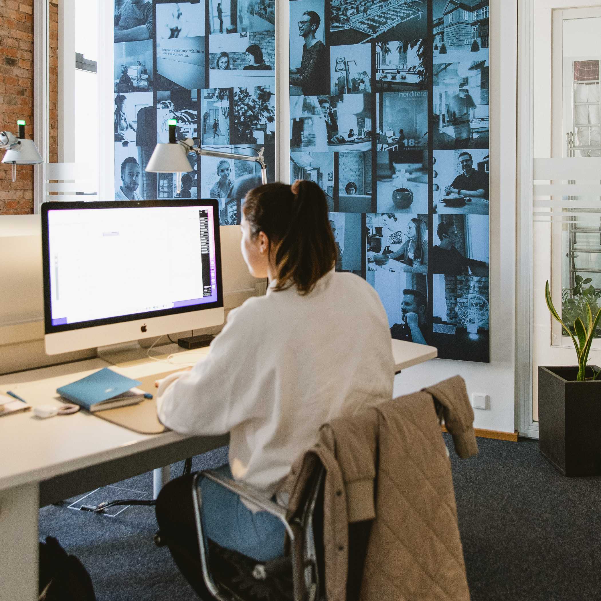 Jenny Gellrich arbeitet am Computer