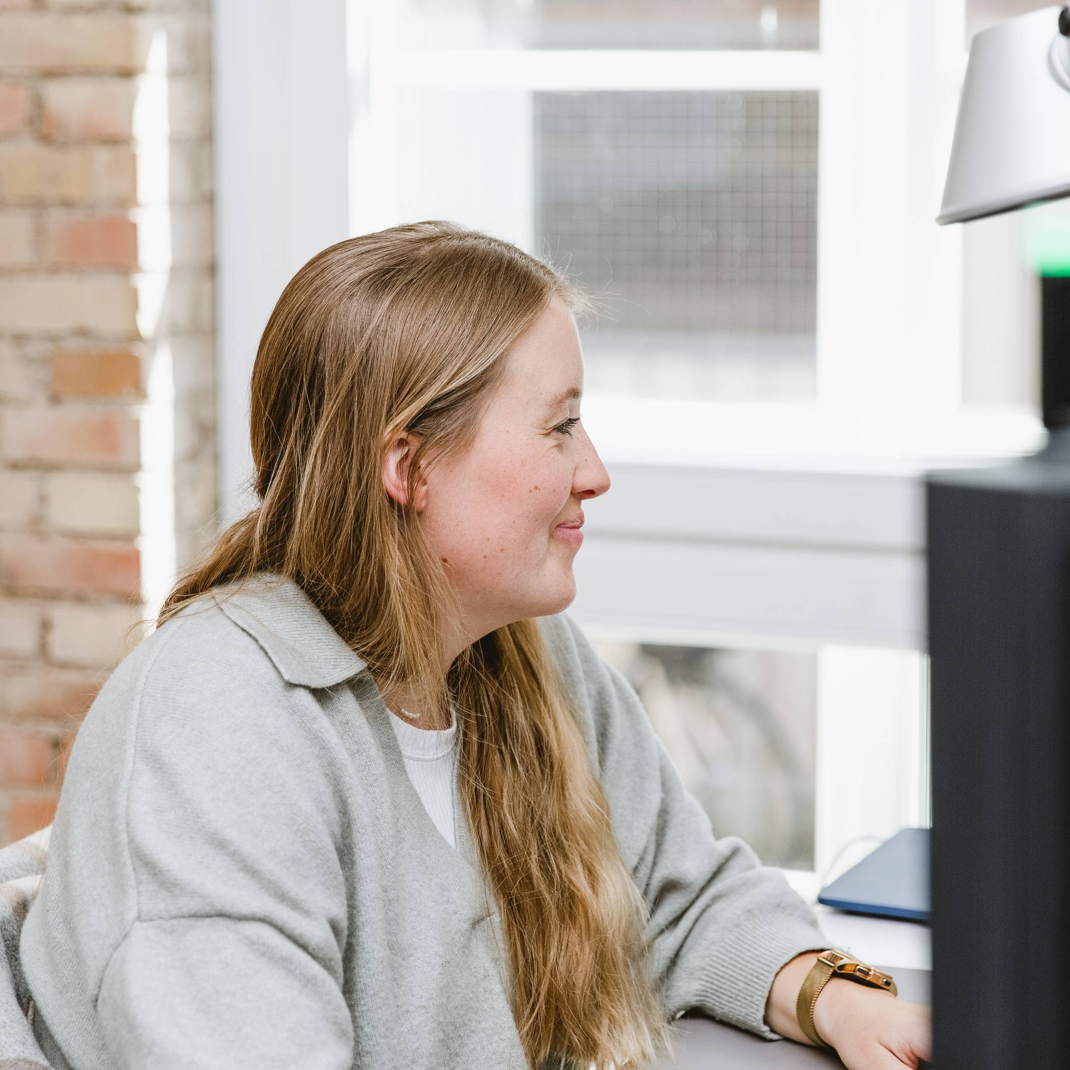 Hochzwei Mitarbeiterin Gesa arbeitet am Computer