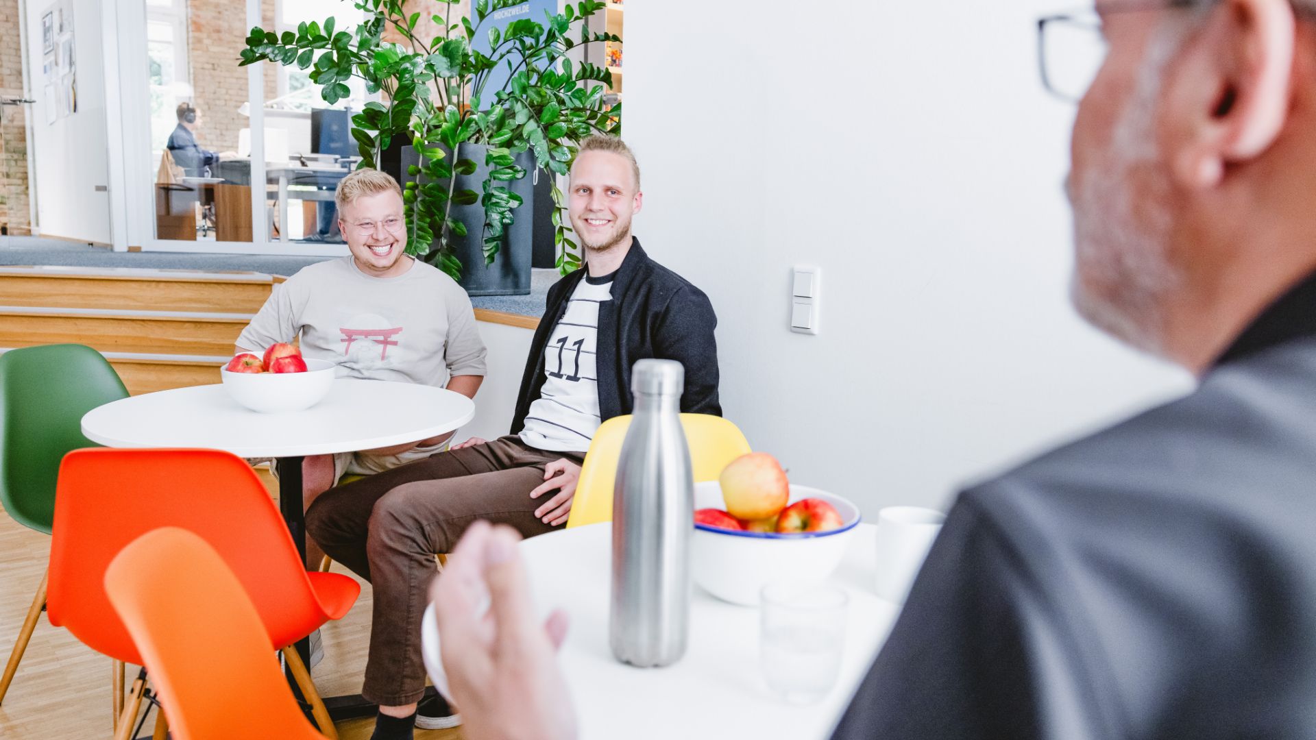 hochzwei_YT_Werbepotenzial_teaser_02.jpg Mittagspause von HOCHZWEI-Mitarbeitern an runden Bistrotischen