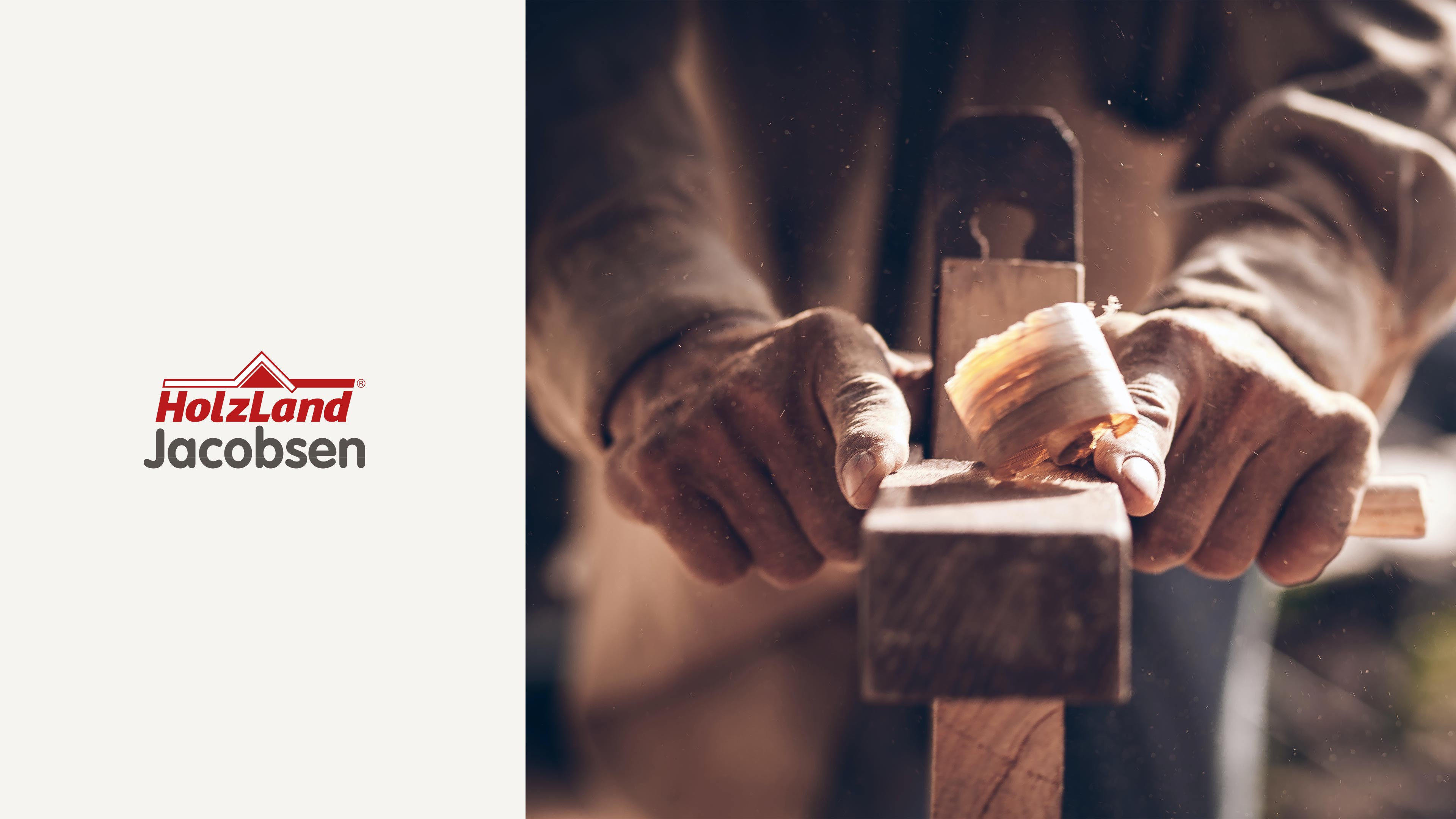 Ein Mann schnitzt im Holz