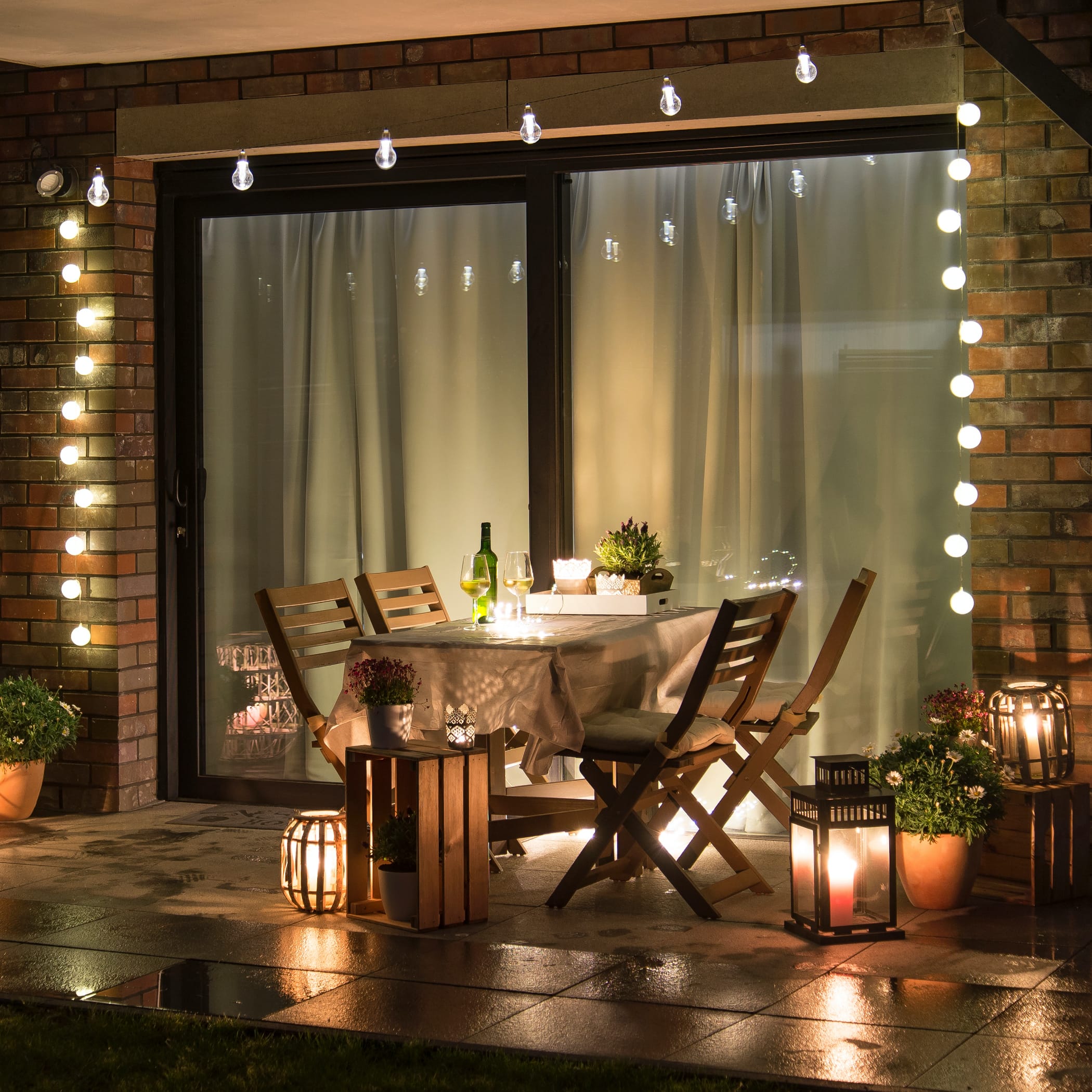 hochzwei_holz_teaser_07.jpg Blick auf einen geschmückten Balkon mit Gartenstühlen