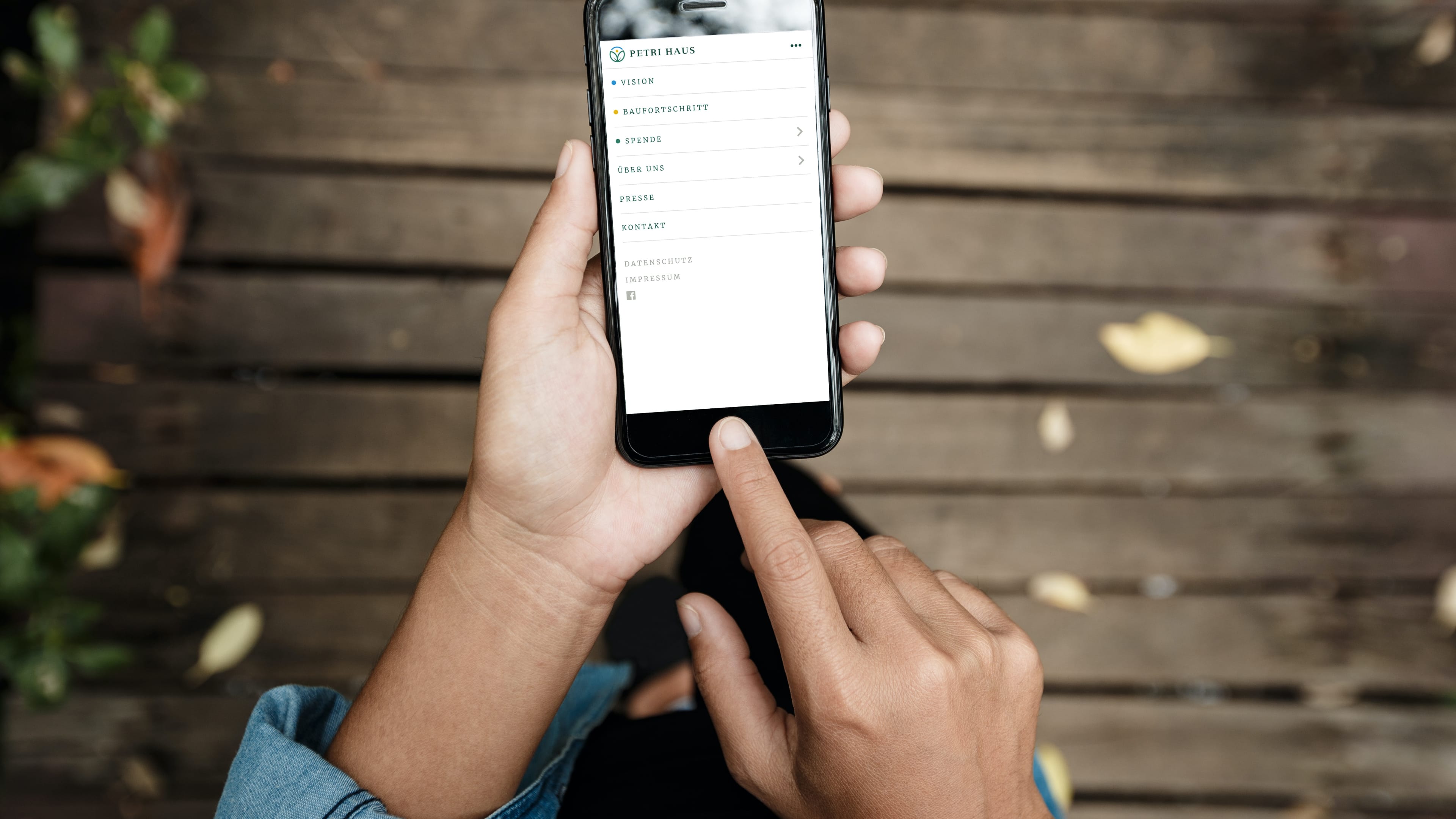 hochzwei_hos_slider_01.jpg Eine Person surft auf der Homepage des Petri Hauses