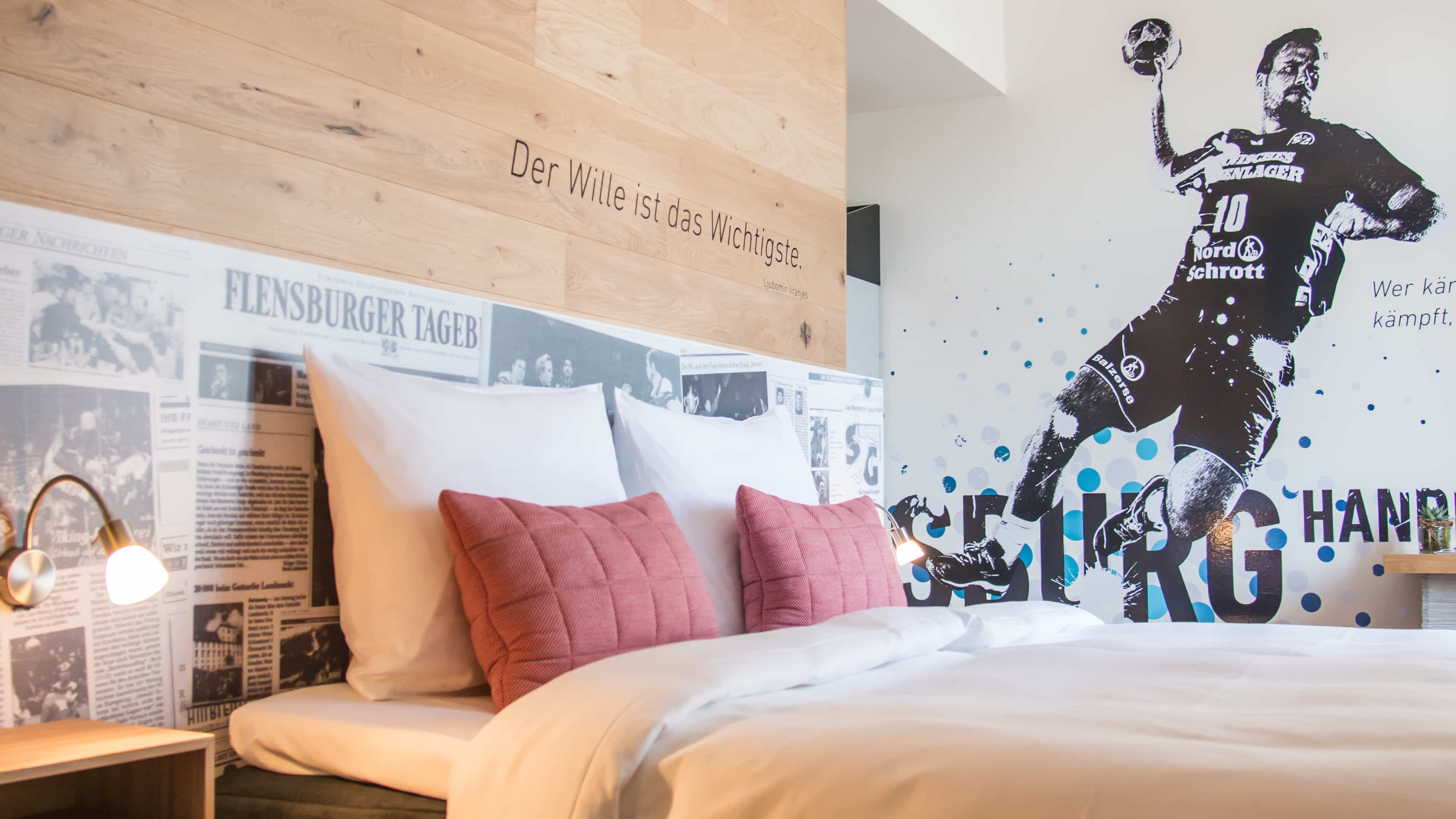 Wandstickern mit Zeitungsausschnitten der SG Flensburg Handewitt