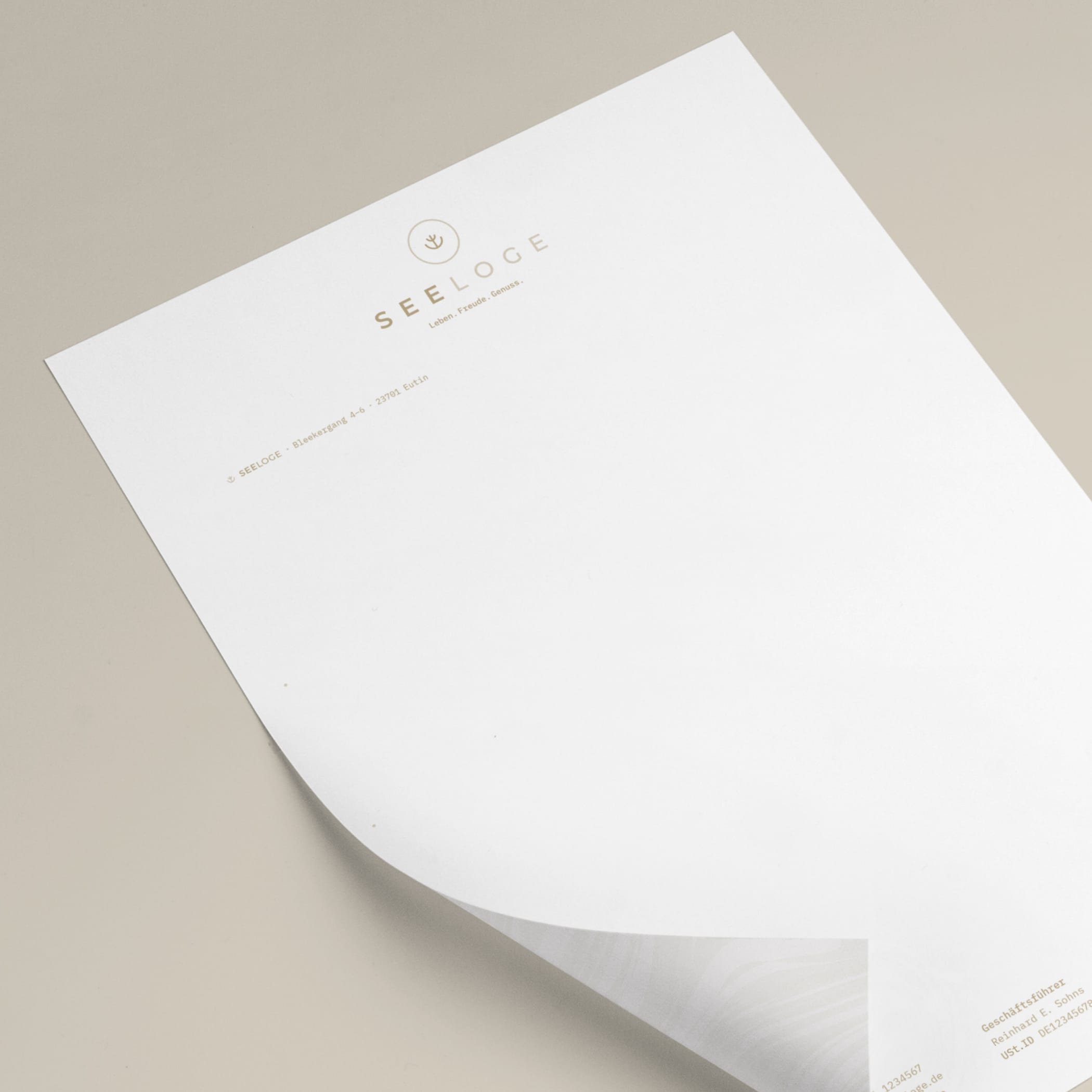 hochzwei_seeloge_teaser_08.jpg Weißes Papier mit dem Logo der Seeloge