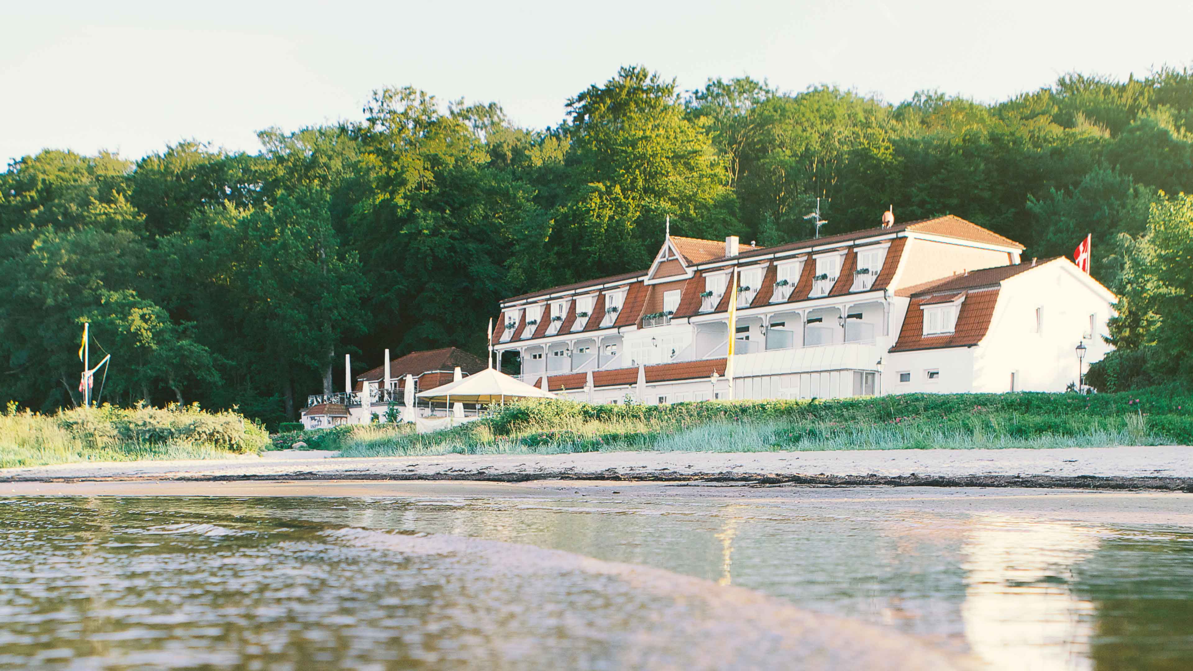 Blick vom Strand auf das Hotel Wassersleben